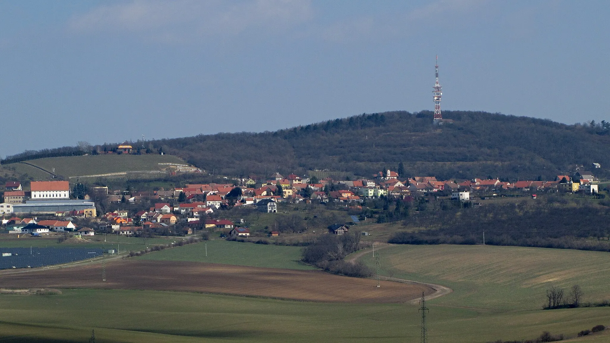 Photo showing: Pohled na Strážovice a Babí lom z polí od Šardic