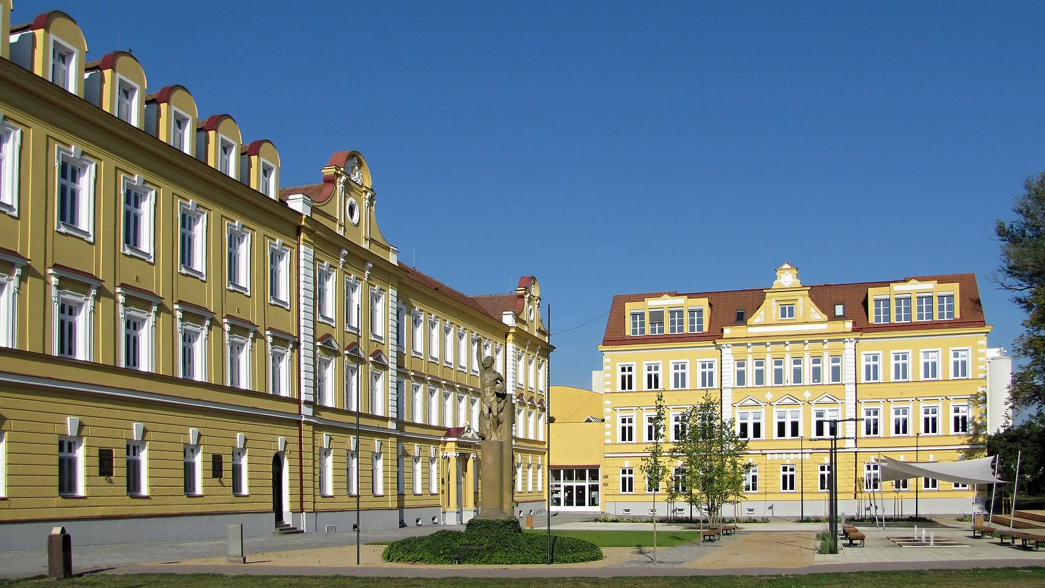 Photo showing: Klvaňovo gymnázium a náměstí Hrdinů pro rekonstrukci v červnu 2018
