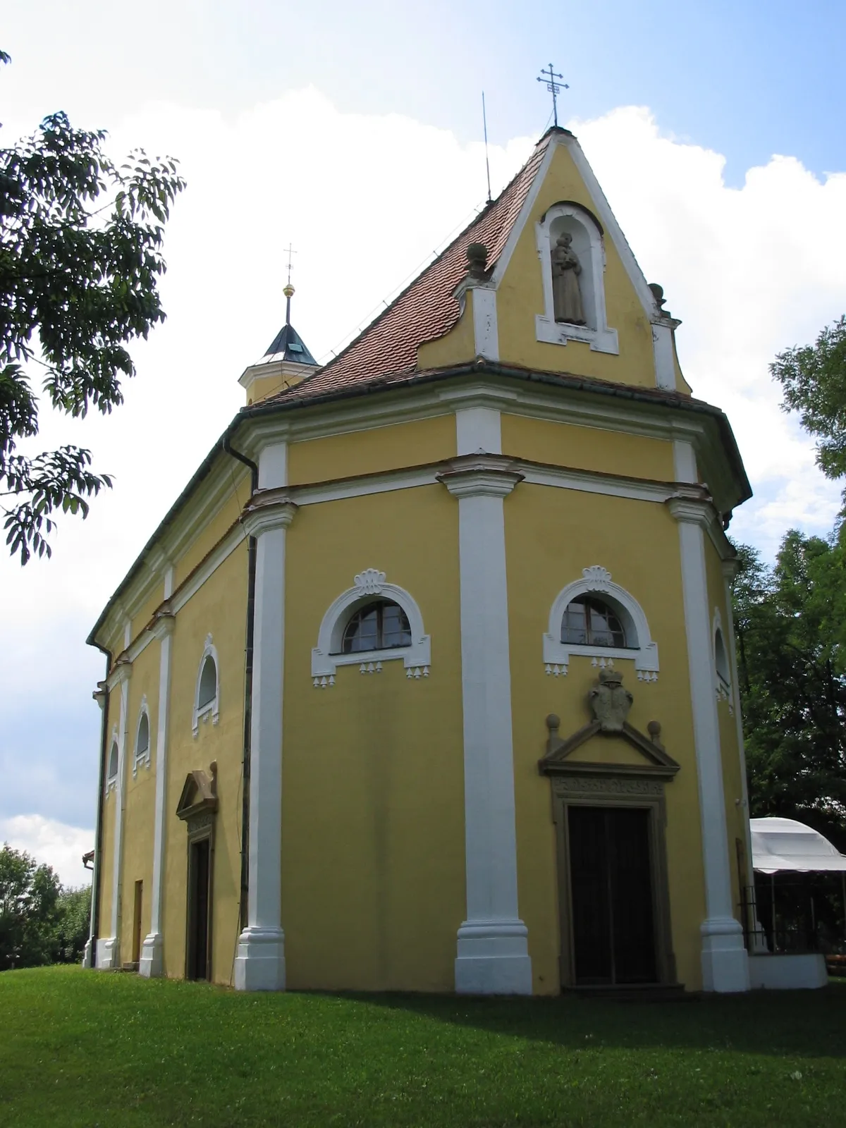 Photo showing: Pilgrimage chapel of St Anthony of Padua near Blatnice pod Svatým Antonínkem, Hodonín District, Czech Republic. Close look from the north.
