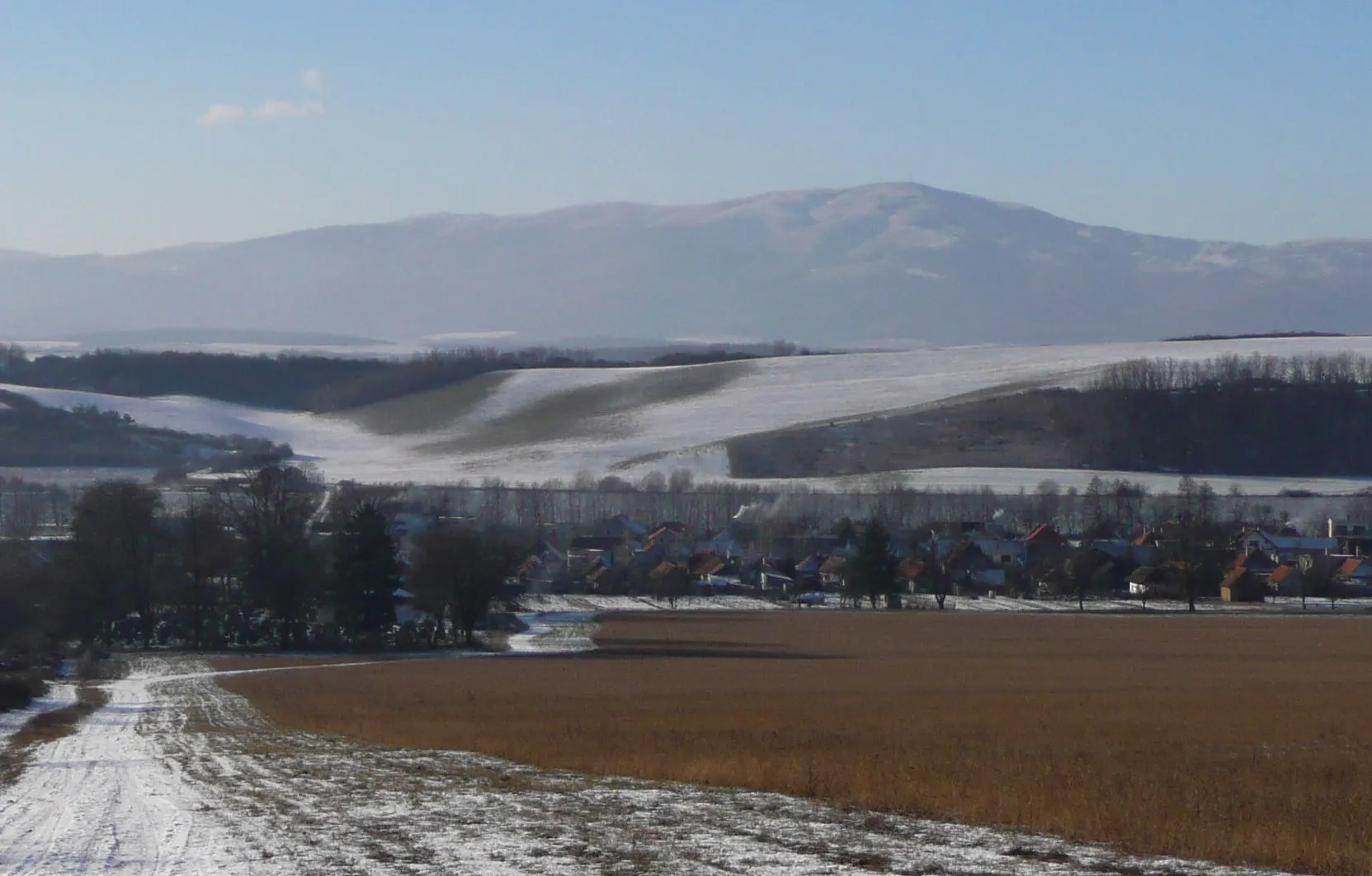 Photo showing: Picture of Podluzany from the track leading towards Pry Bôr forrest