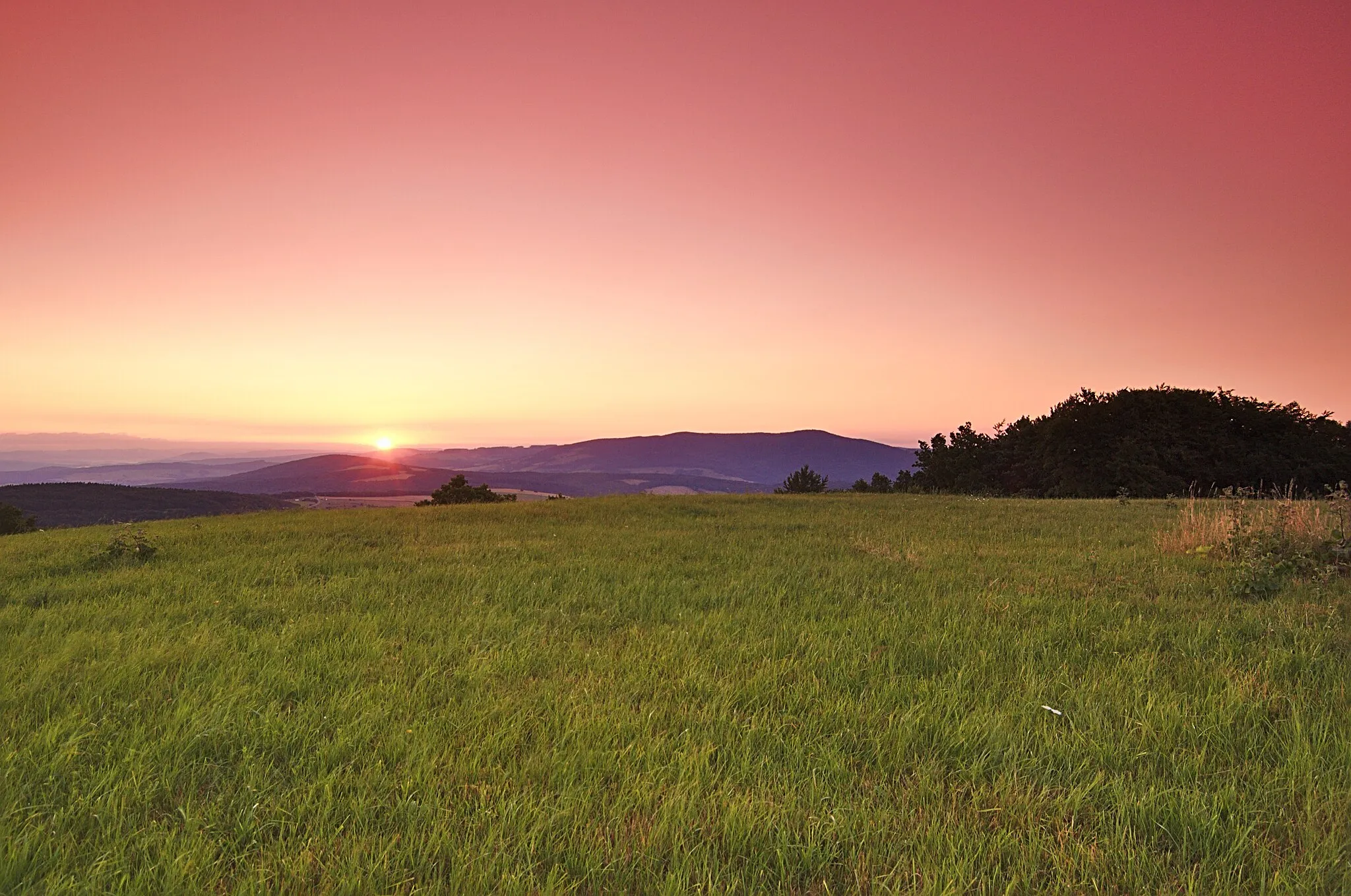 Photo showing: Východ slunce z kopce Lesná, okres Uherské Hradiště