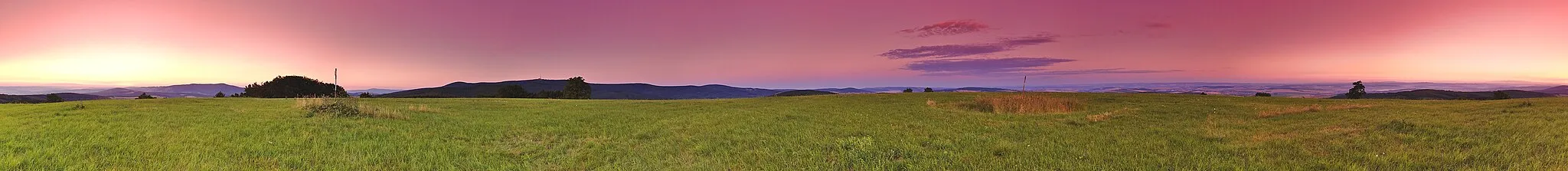 Photo showing: 360° panoramatický pohled z kopce Lesná při východu slunce, okres Uherské Hradiště