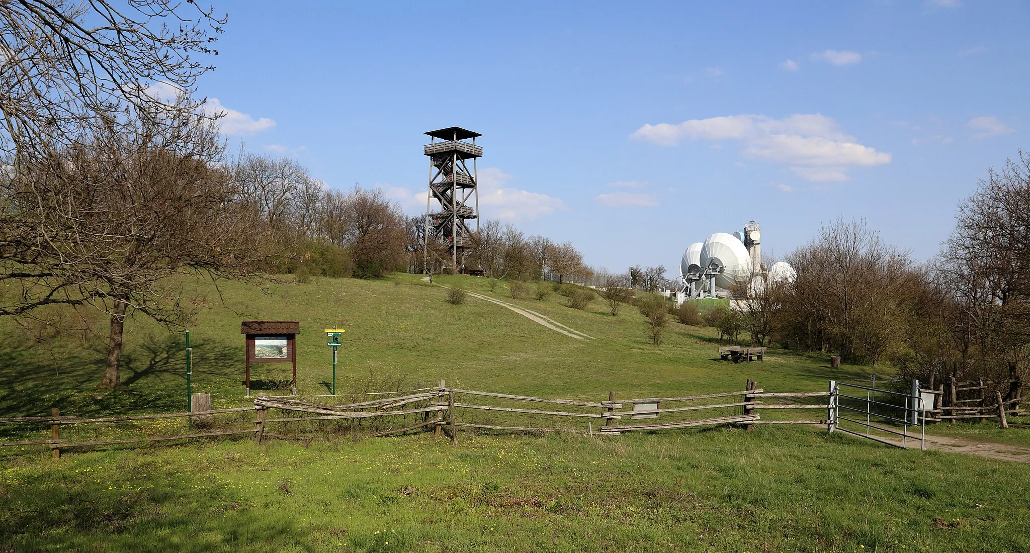 Photo showing: Gipfelregion der 344 Meter hohen Königswarte, Österreichs östlichster Berg. In der Bildmitte der 22,7 Meter hohe und 2001 errichtete Aussichtsturm und rechts die Richtung Osten ausgerichtete "Lauschstation", die ab 1958 mit Hilfe der USA errichtet wurde.