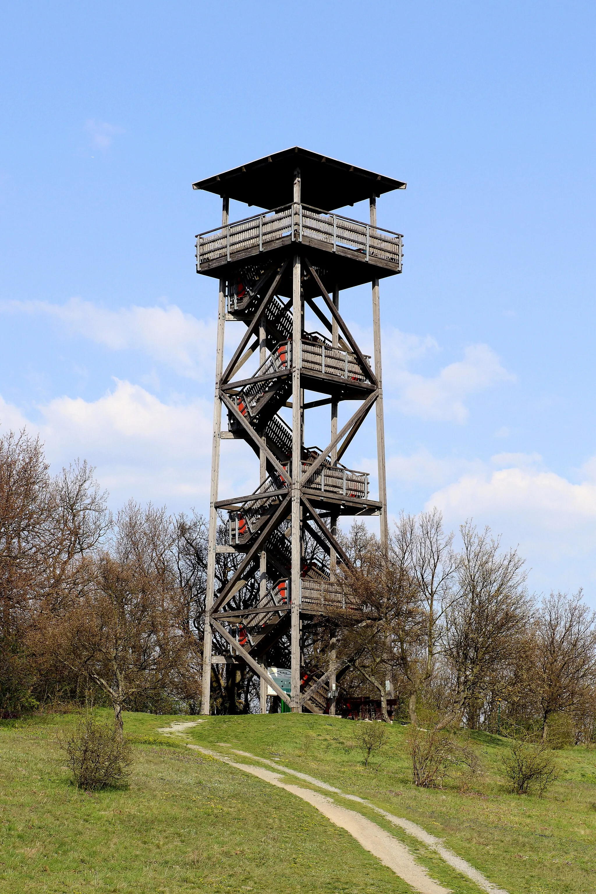 Photo showing: Aussichtsturm auf der 344 Meter hohen Königswarte, österreichs östlichster Berg. Der Aussichtsturm befindet sich genau auf der Gemeindegrenze von den niederösterreichischen Gemeinden Wolfsthal und Berg; hat eine Höhe von 22,7 Meter und wurde im Jahr 2001 errichtet.