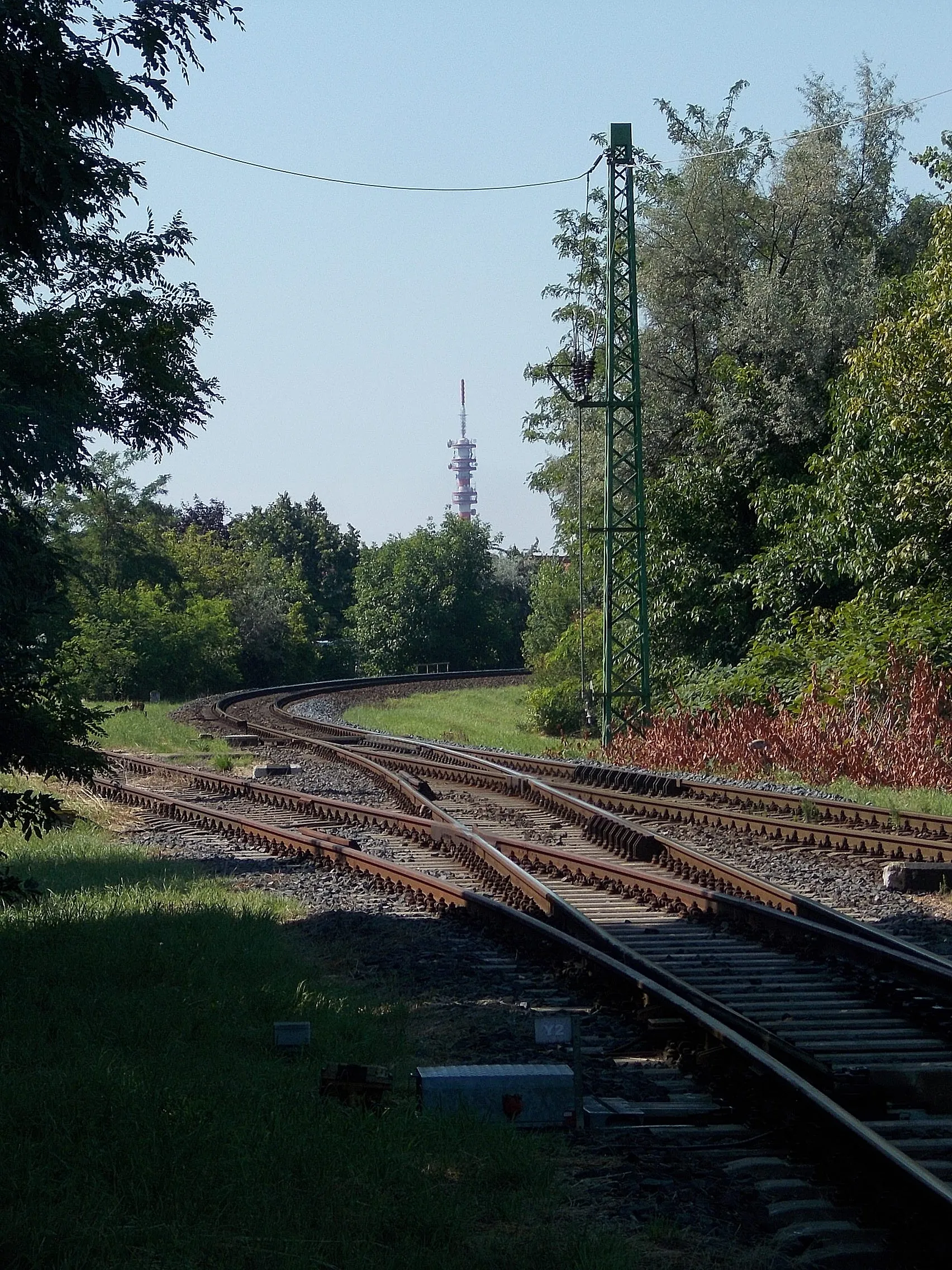 Photo showing: : Two railway points at Győr-Celldömölk railway line.  At back Győr-Szabadhegy TV tower (134m asl., tower high: 95m, planned by Attila Reisz, built circa 1970.)- Jancsifalu and Szalmatelep neighborhood, Győr, Győr-Moson-Sopron County, Hungary.