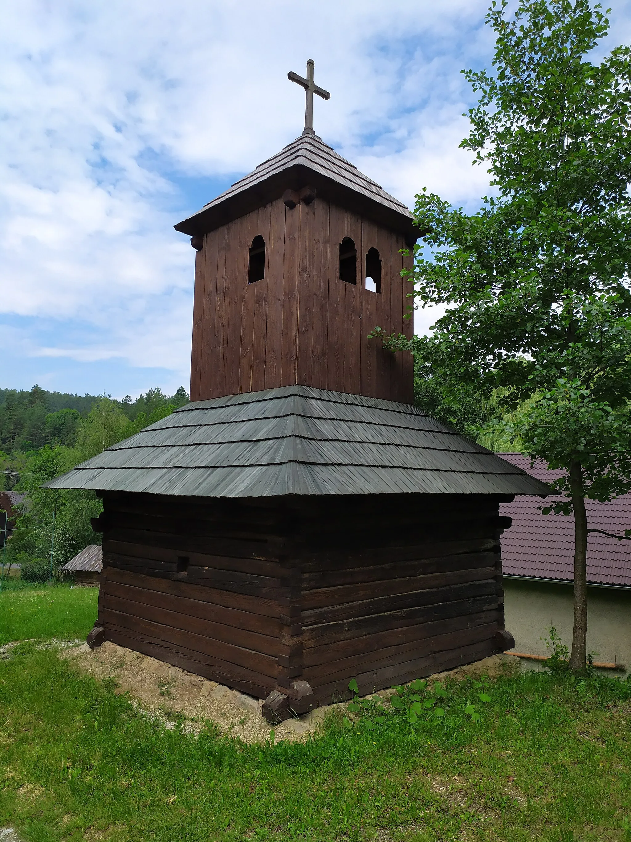 Photo showing: Nitrianske Pravno (okr. Prievidza), drevená zvonica v miestnej časti Vyšehradné