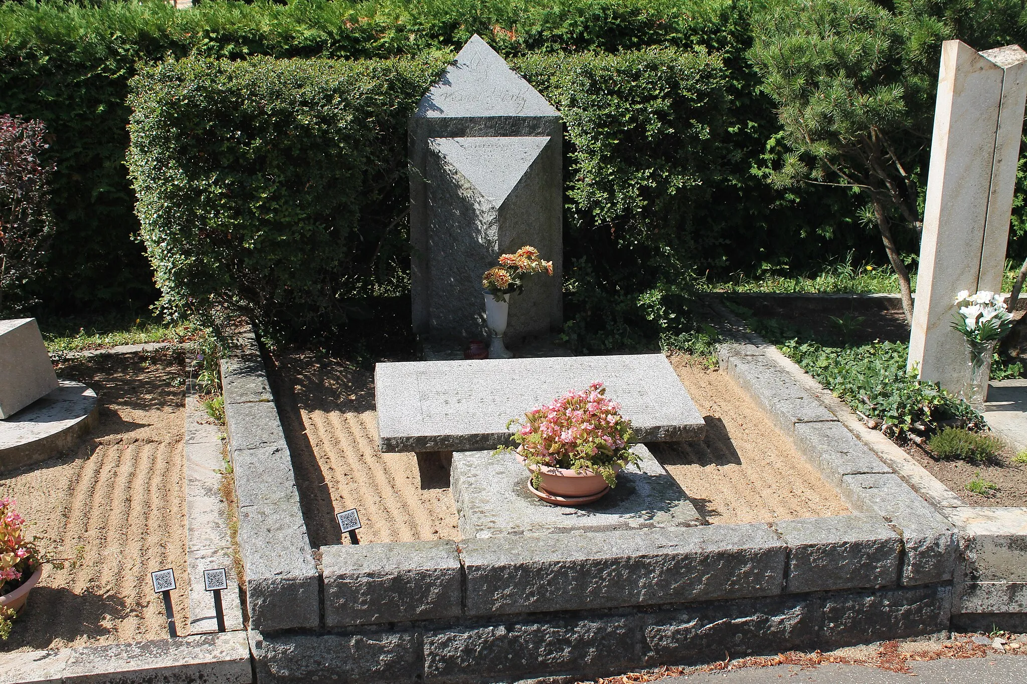 Photo showing: Hrob Karla Horkého, čestný kruh na Ústředním hřbitově, Štýřice, Brno