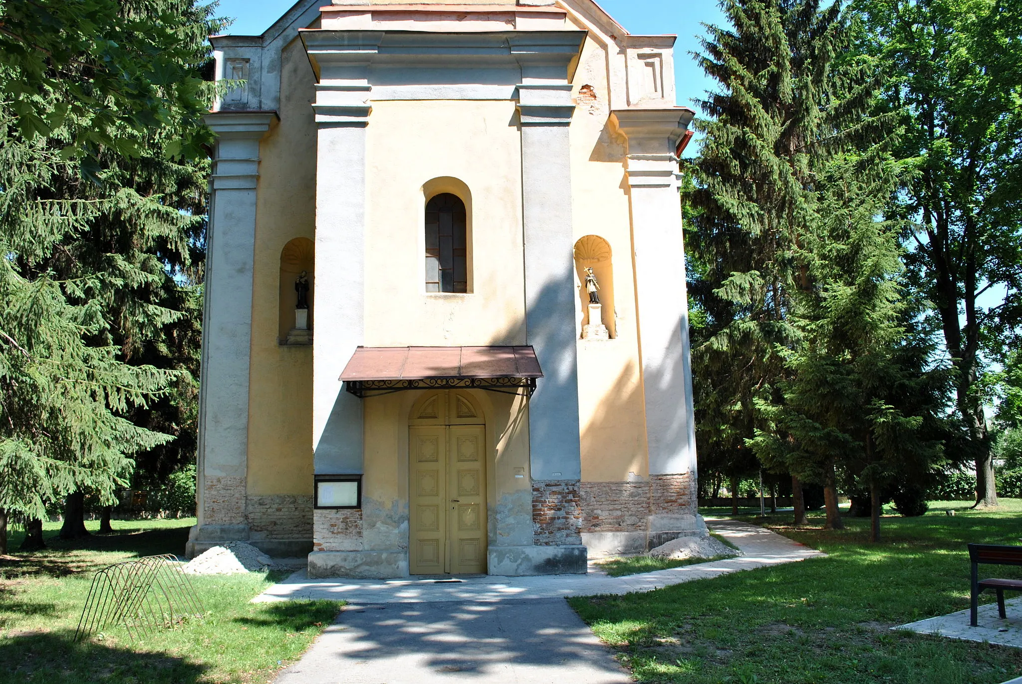 Photo showing: Roman Catholic church in Kalná nad Hronom