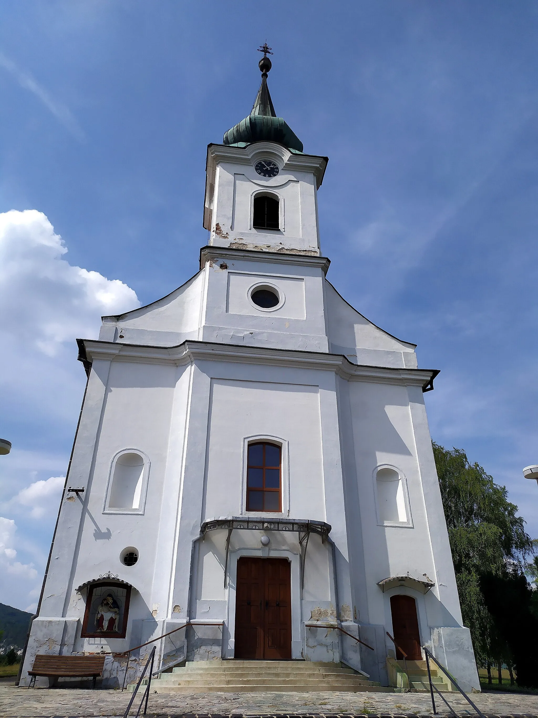 Photo showing: Závada (okr. Topoľčany), Kostol svätého Michala; hlavné priečelie je obrátené na juhovýchod