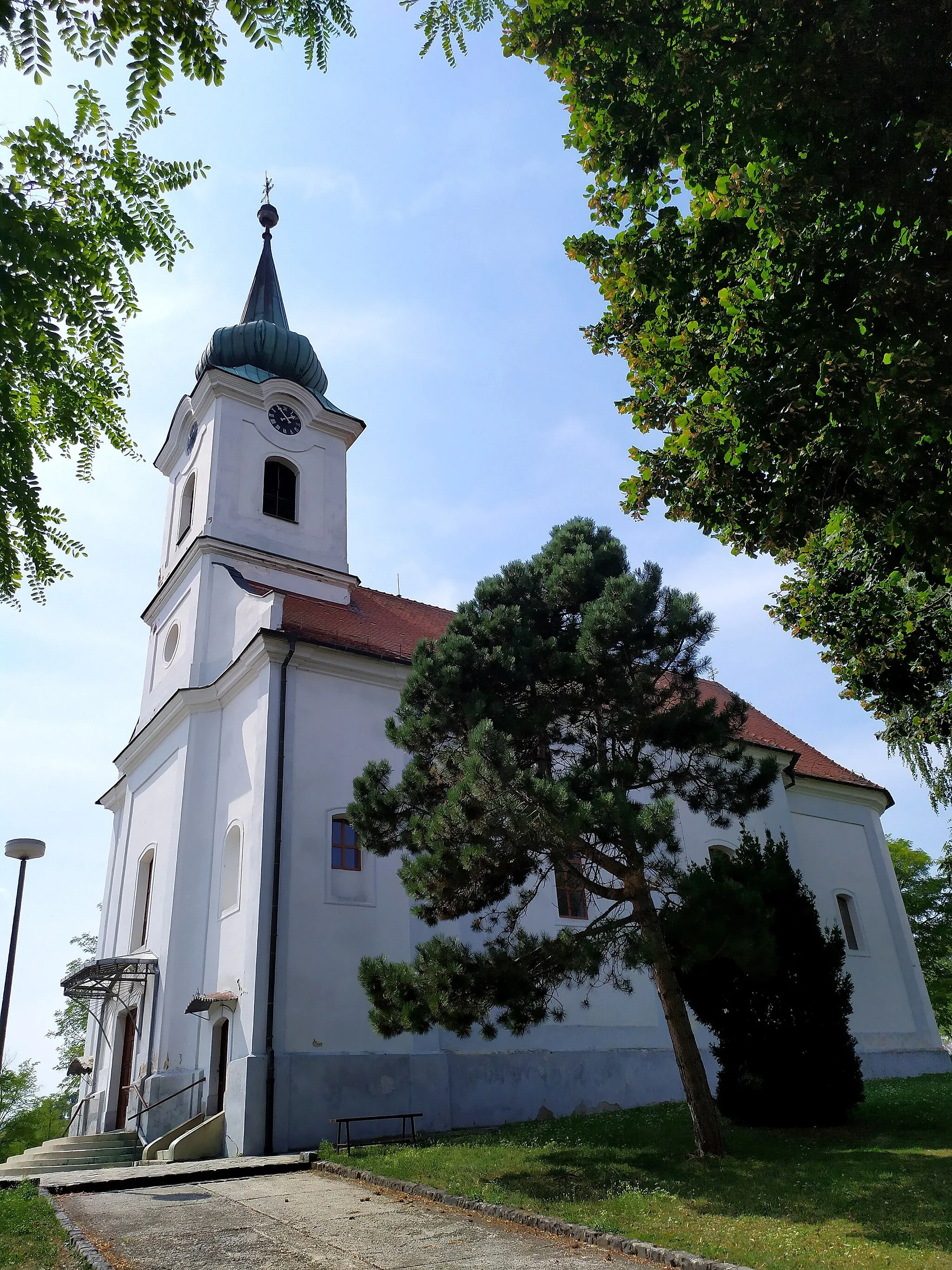 Photo showing: Závada (okr. Topoľčany), Kostol svätého Michala; celkový pohľad