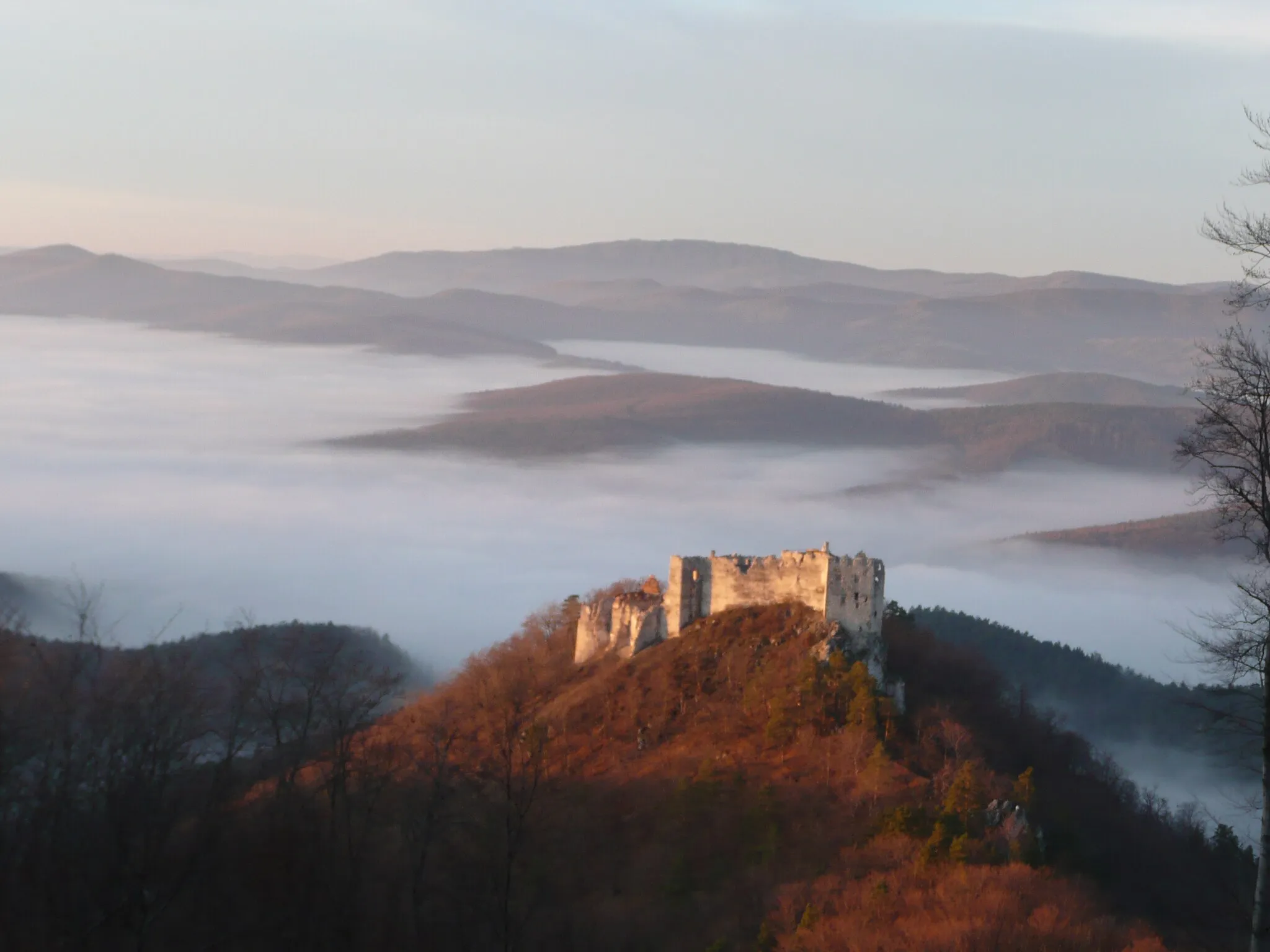 Photo showing: Hrad počas inverzie