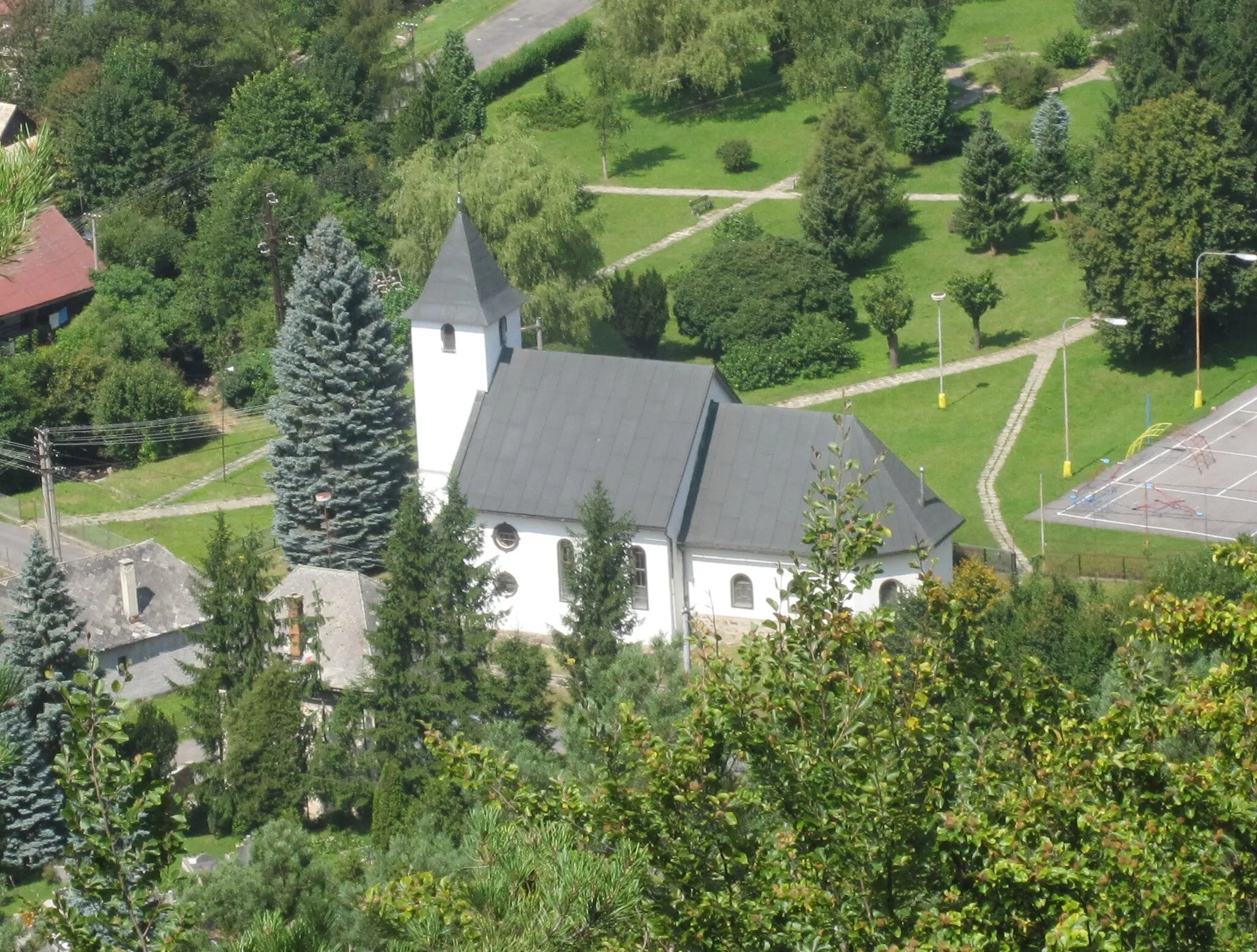 Photo showing: The church in the village below as seen from nearby hill Skalka, Dolná Ves, Central Slovakia