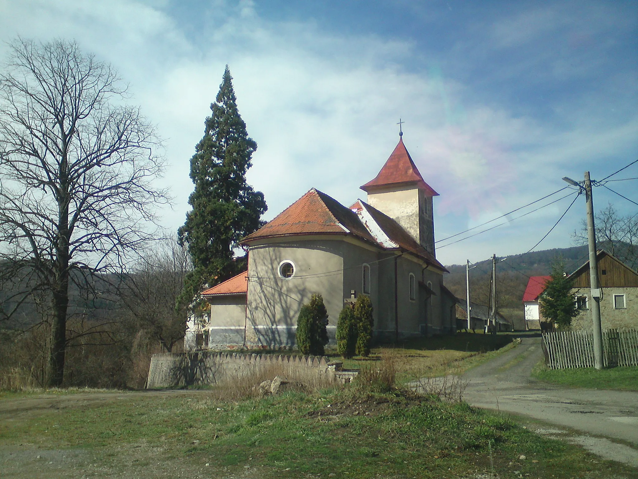 Photo showing: Kostol v mestskej časti Nová Lehota; vľavo exotická sekvoja