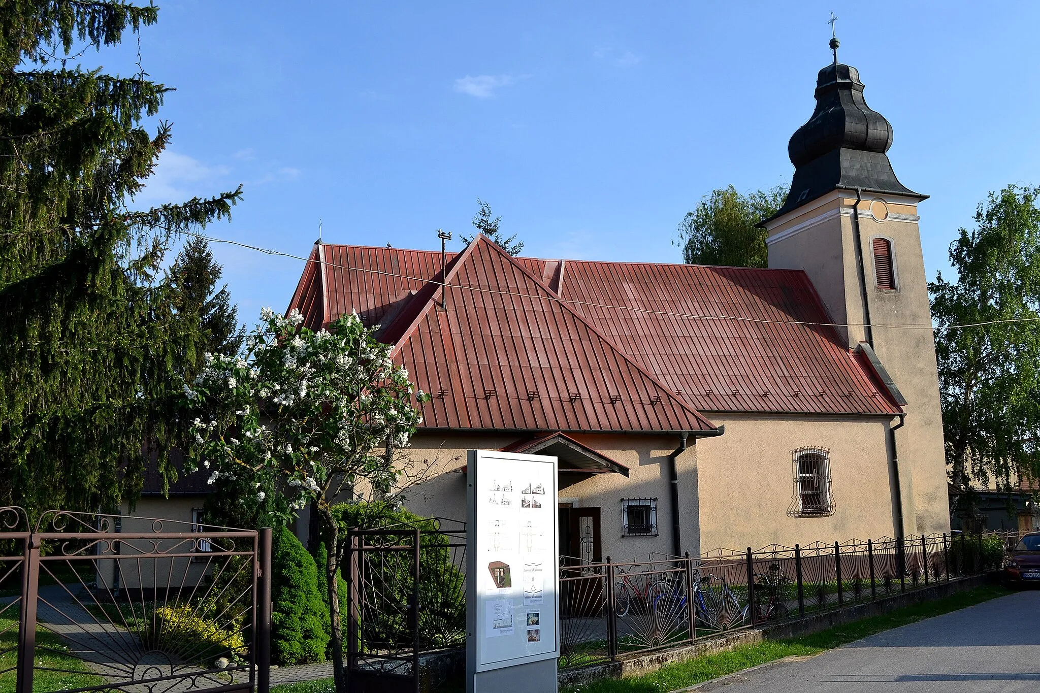 Photo showing: Kostol povýšenia Svätého kríža v obci Jelenec (okr. Nitra) - celkový pohľad