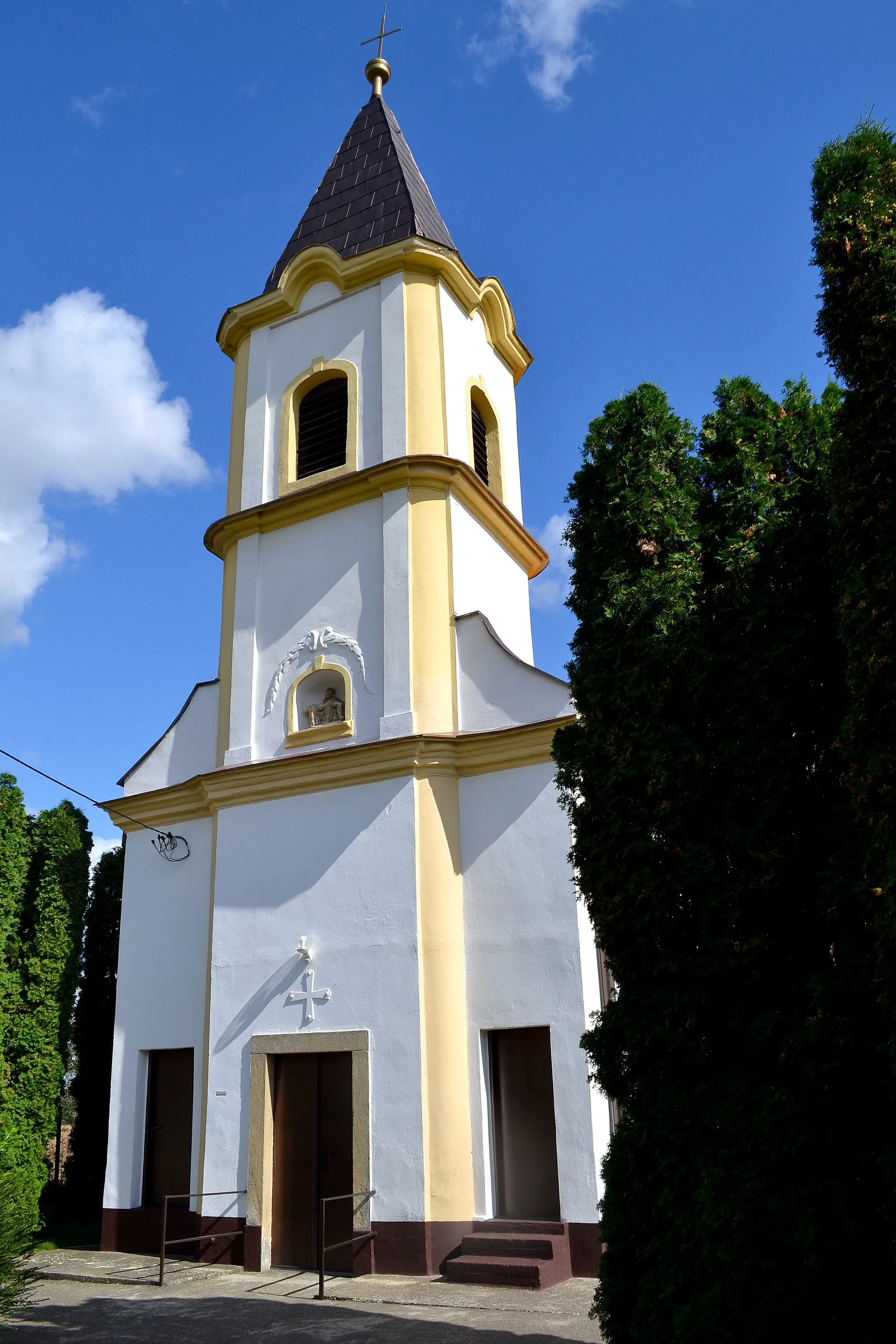 Photo showing: Dolné Trhovište (okr. Hlohovec), Kostol svätého Juraja; hlavné priečelie s vežou