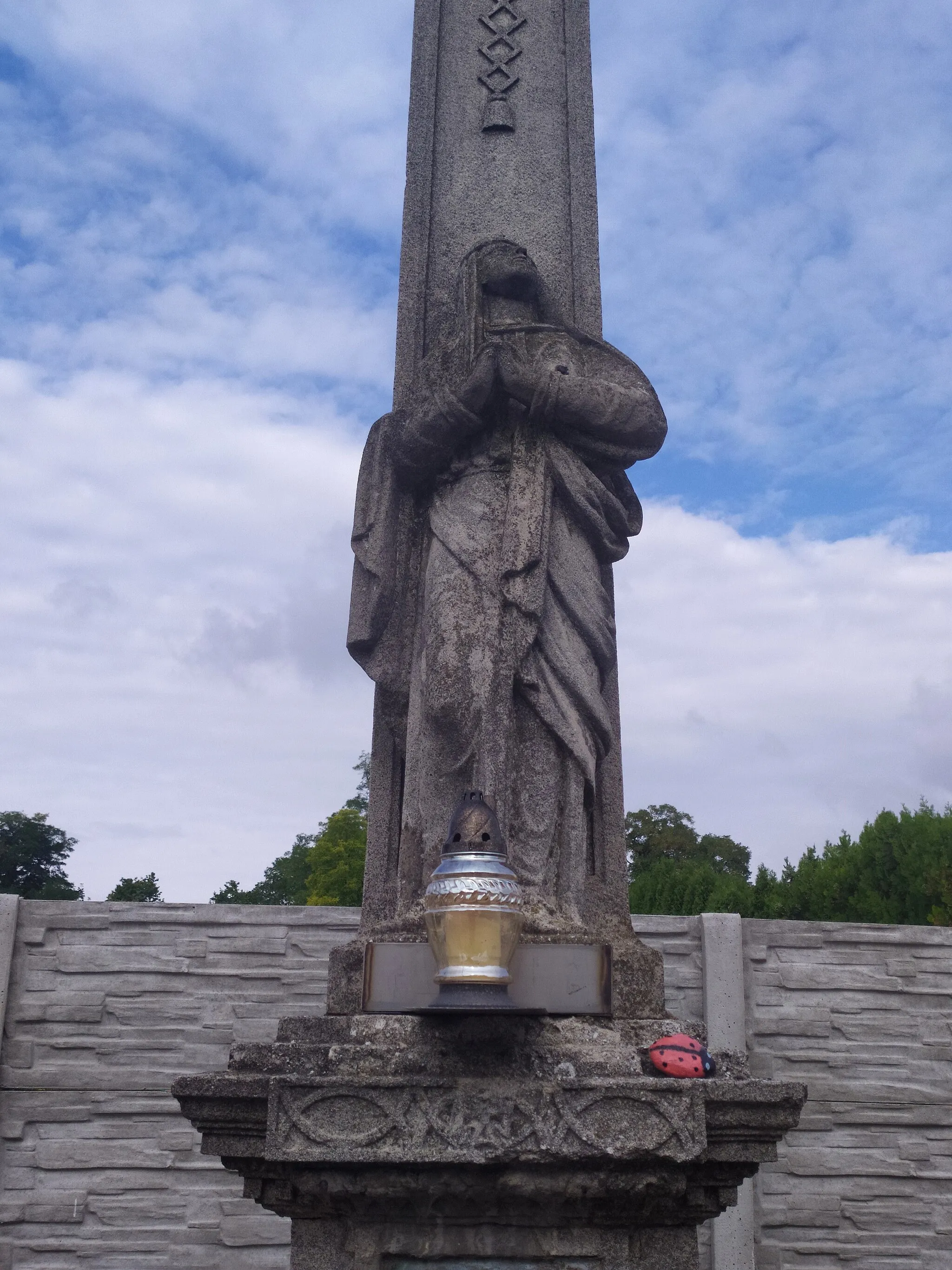 Photo showing: Žlkovce (okr. Hlohovec), prícestný kríž s Ukrižovaným; socha Panny Márie