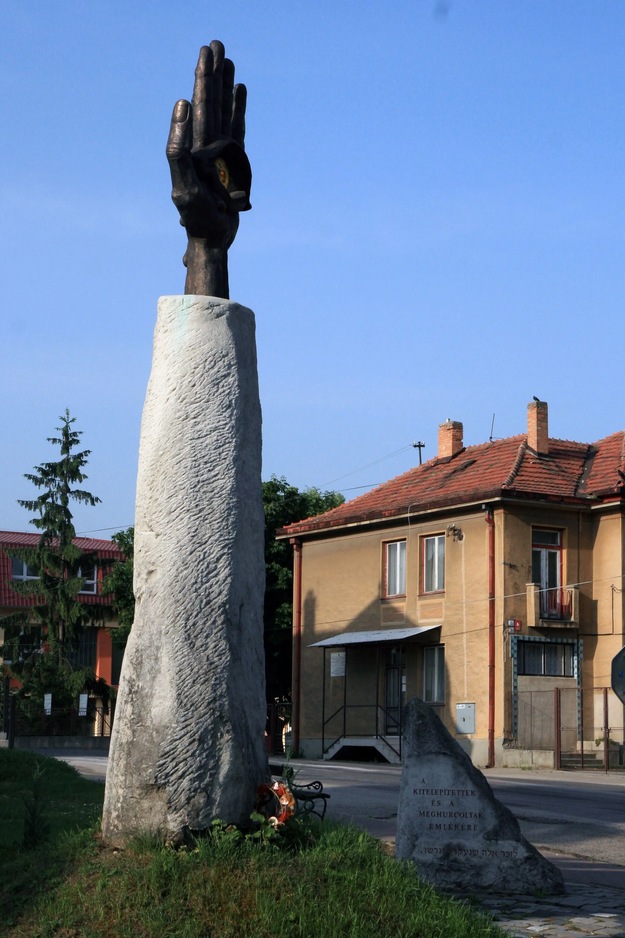 Photo showing: Memorial in Dvory nad Žitavou/Udvard