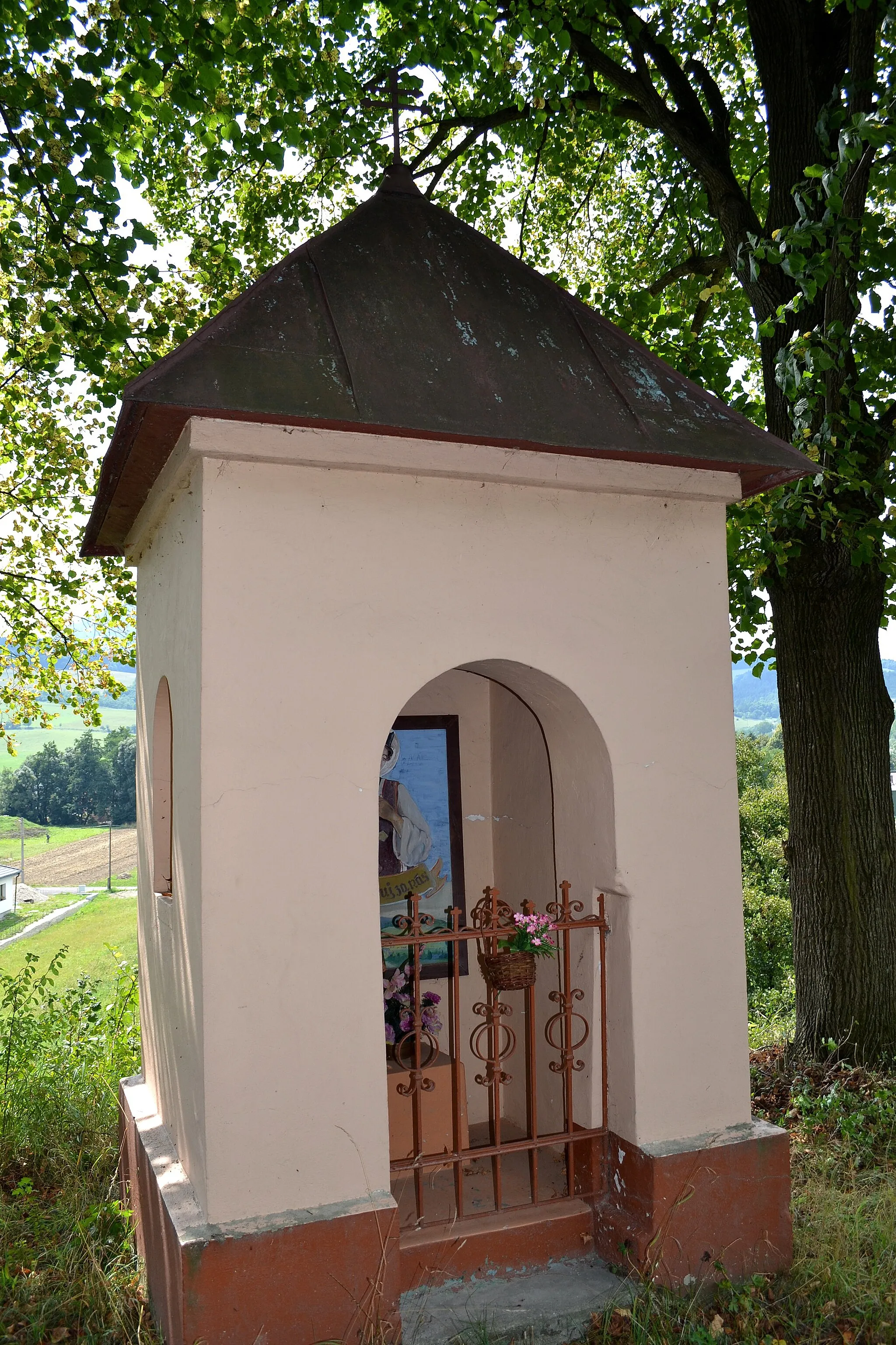 Photo showing: Dolný Lieskov (okr. Považská Bystrica), Kaplnka svätého Jána Nepomuckého vedľa hlavnej cesty z Považskej Bystrice