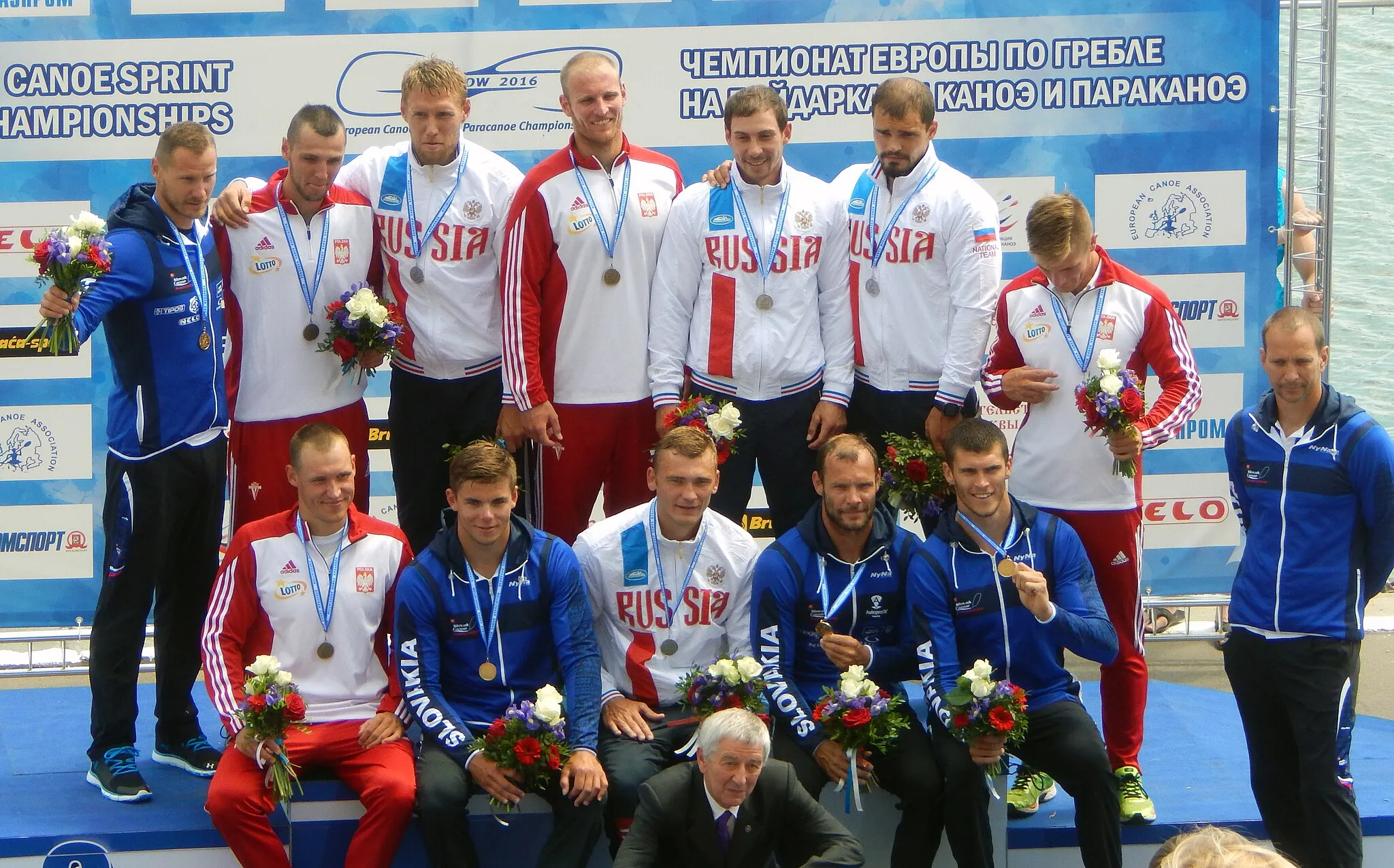 Photo showing: Чемпионат Европы по гребле на байдарках и каноэ. Церемония награждения мужчин байдарка-четвёрка 1000 м