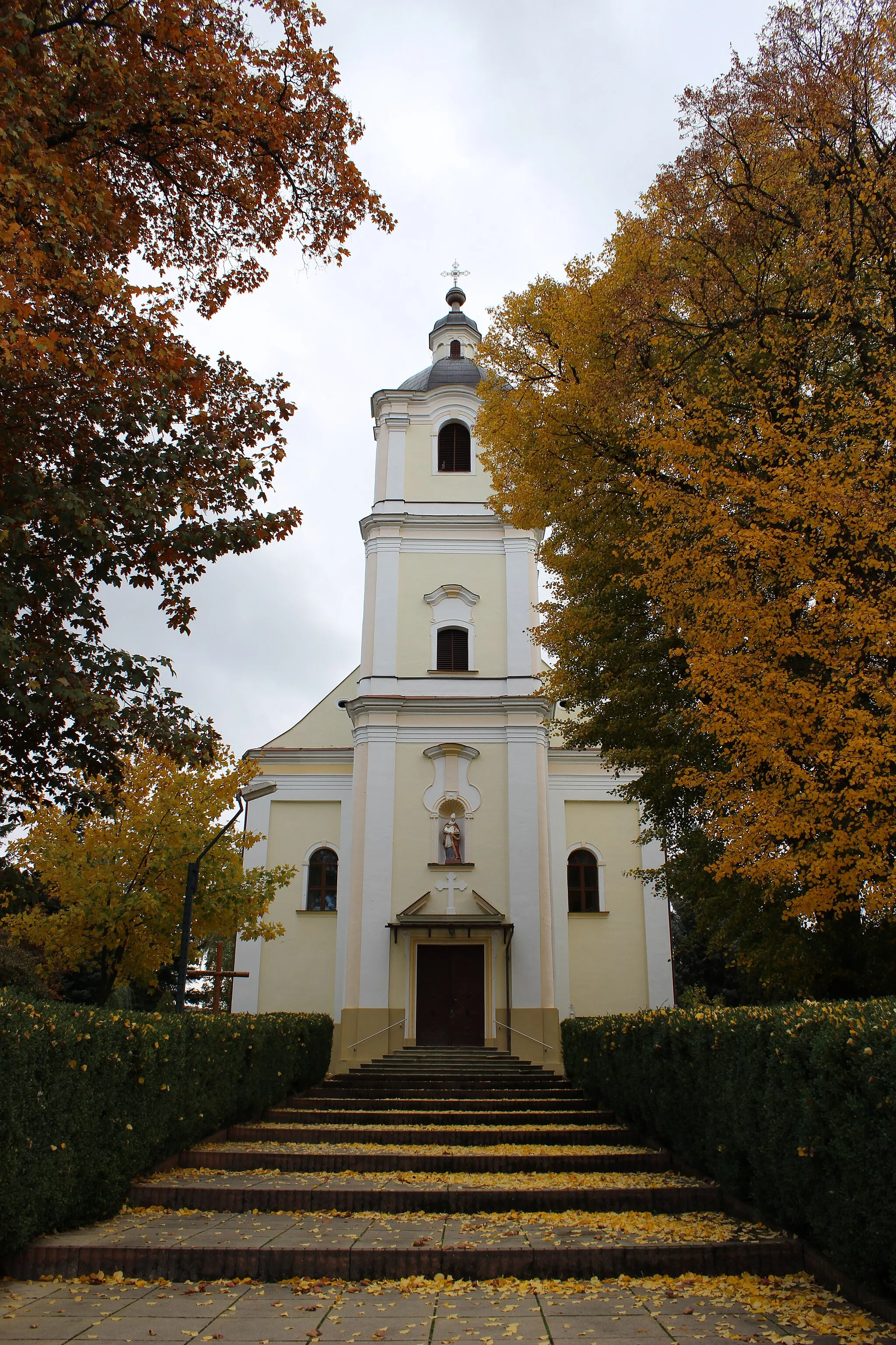 Photo showing: Kostel v Bošáci (pohled od západu).