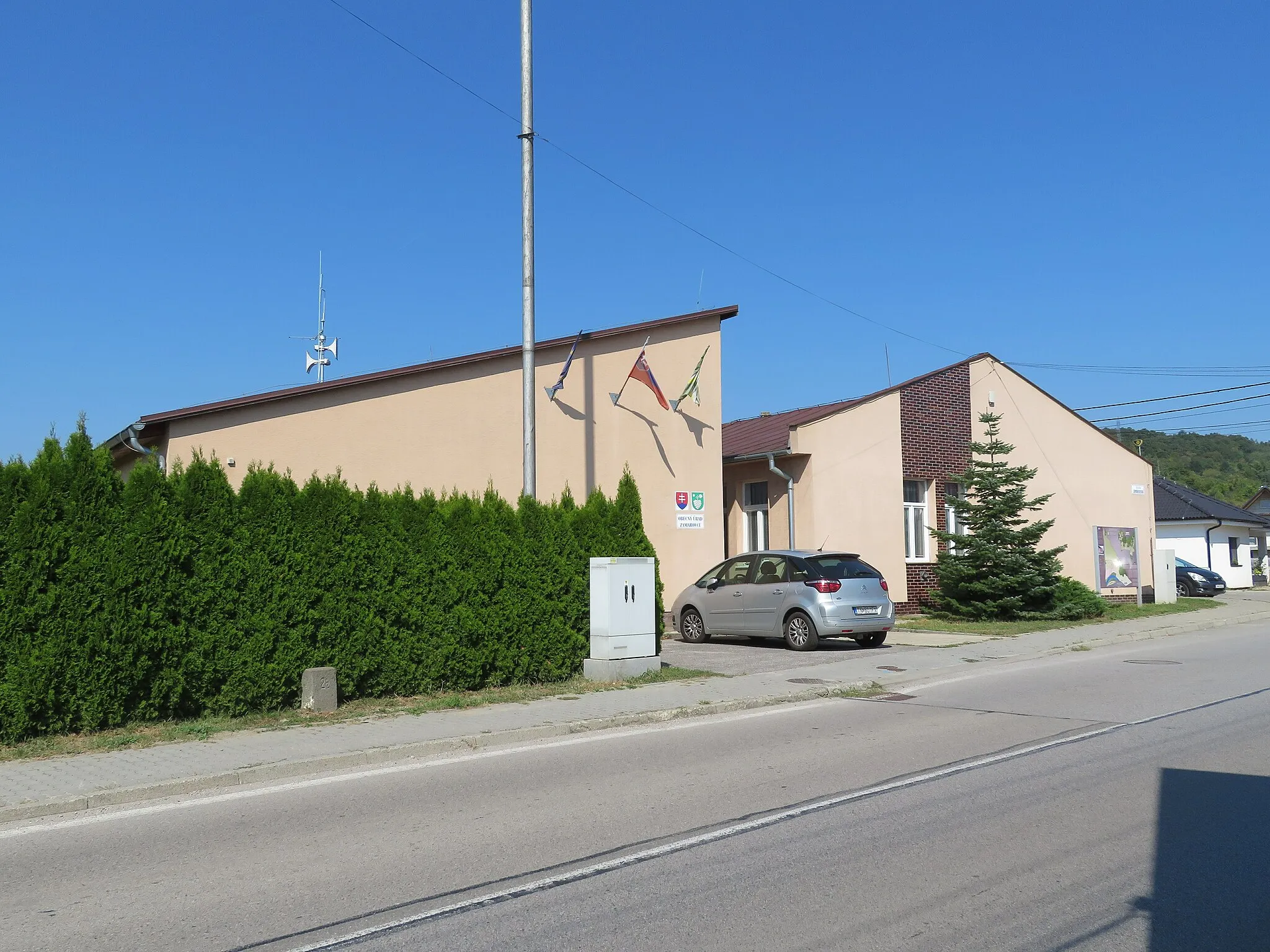 Photo showing: Obecný úrad v obci Zamarovce.