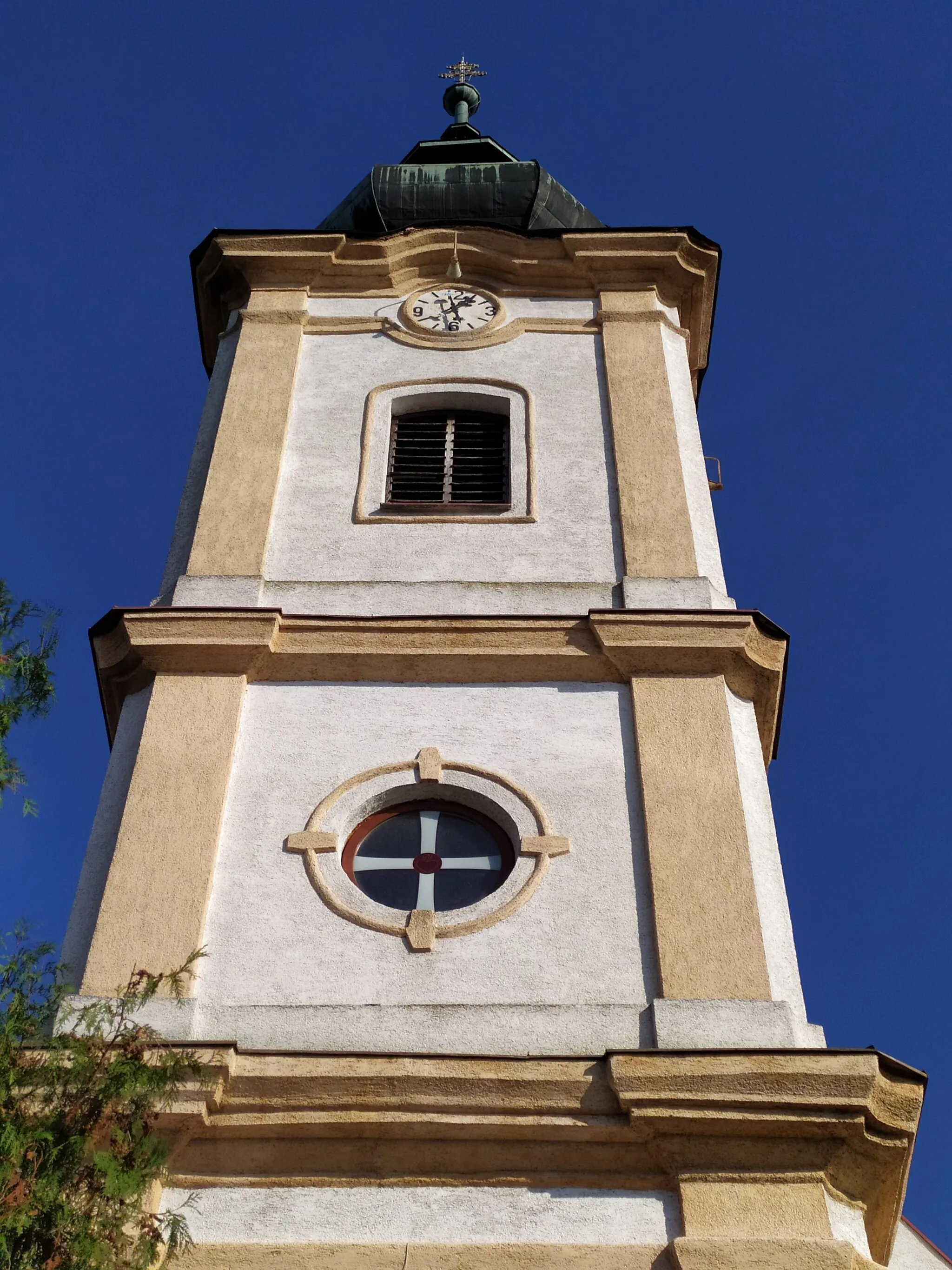 Photo showing: Červeník (okr. Hlohovec), Kostol Obetovania Panny Márie; detail etáží veže