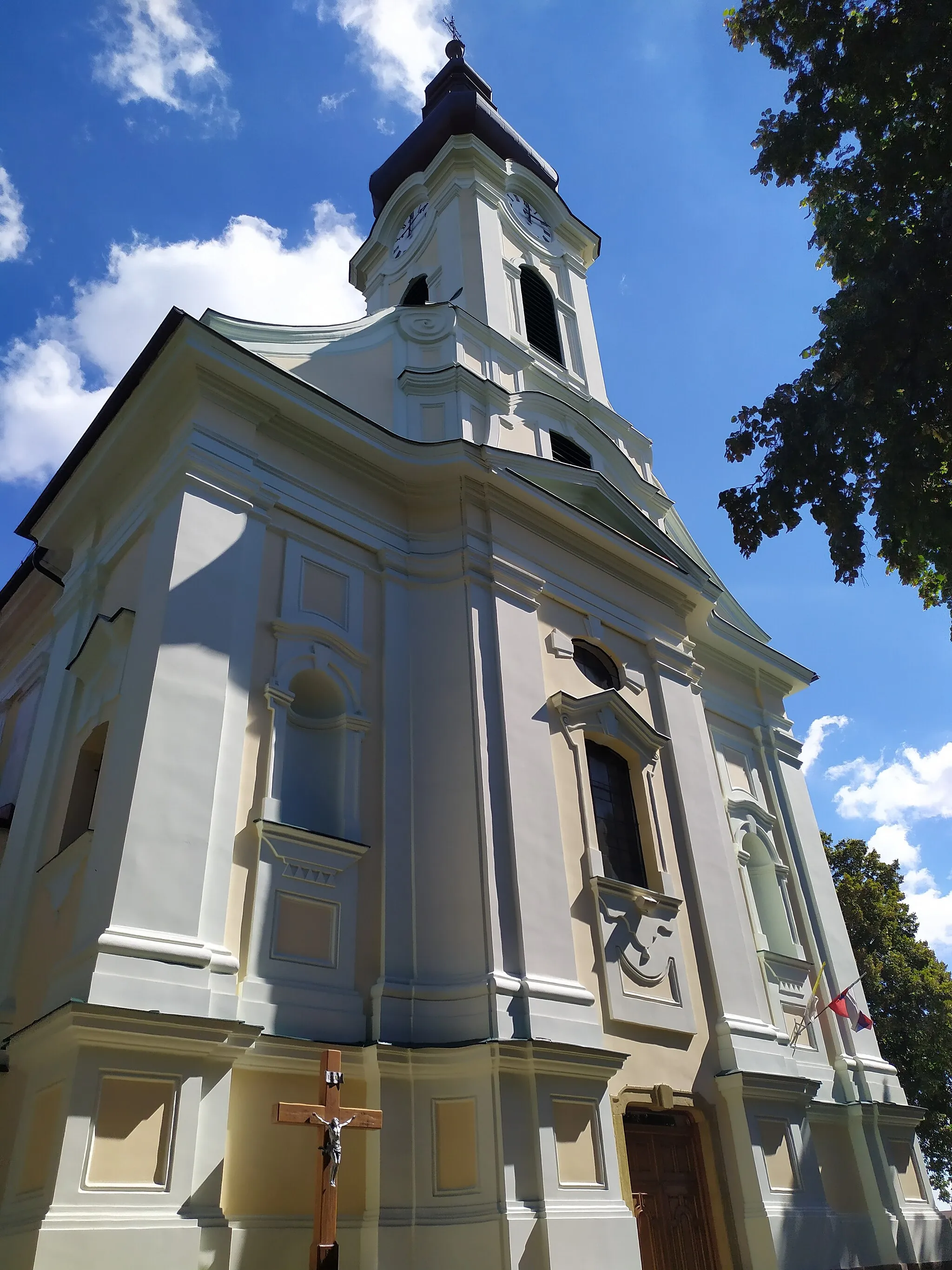 Photo showing: Močenok (okr. Šaľa), Kostol svätého Klementa; priečelie so zvonovou vežou