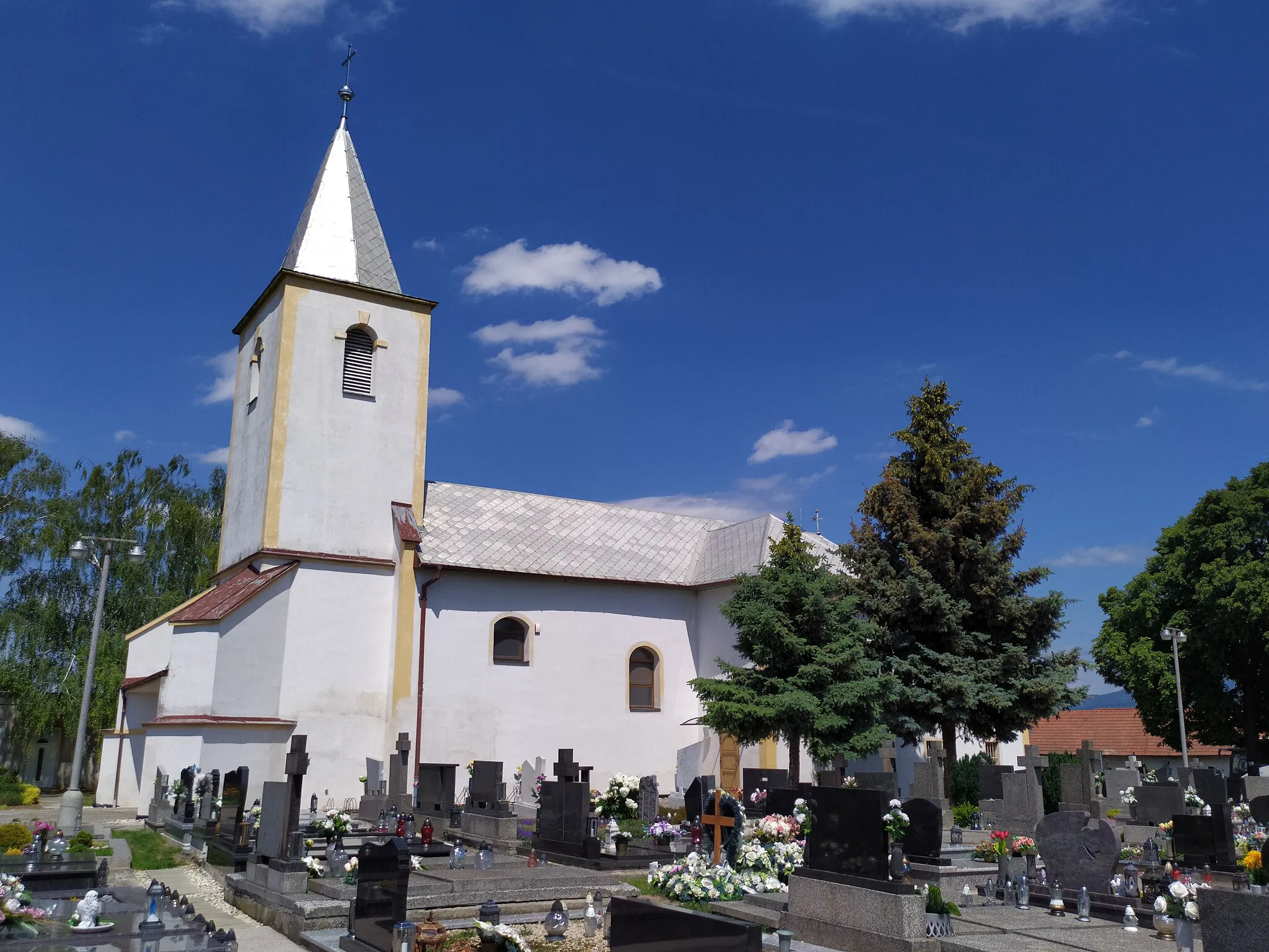 Photo showing: Hrušovany (okr. Topoľčany), Kostol svätého Martina; kostol stojí na miestnom cintoríne