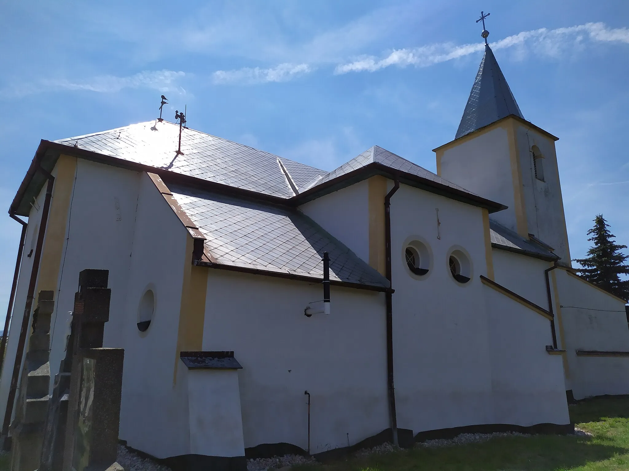 Photo showing: Hrušovany (okr. Topoľčany), Kostol svätého Martina; pohľad zo severovýchodu
