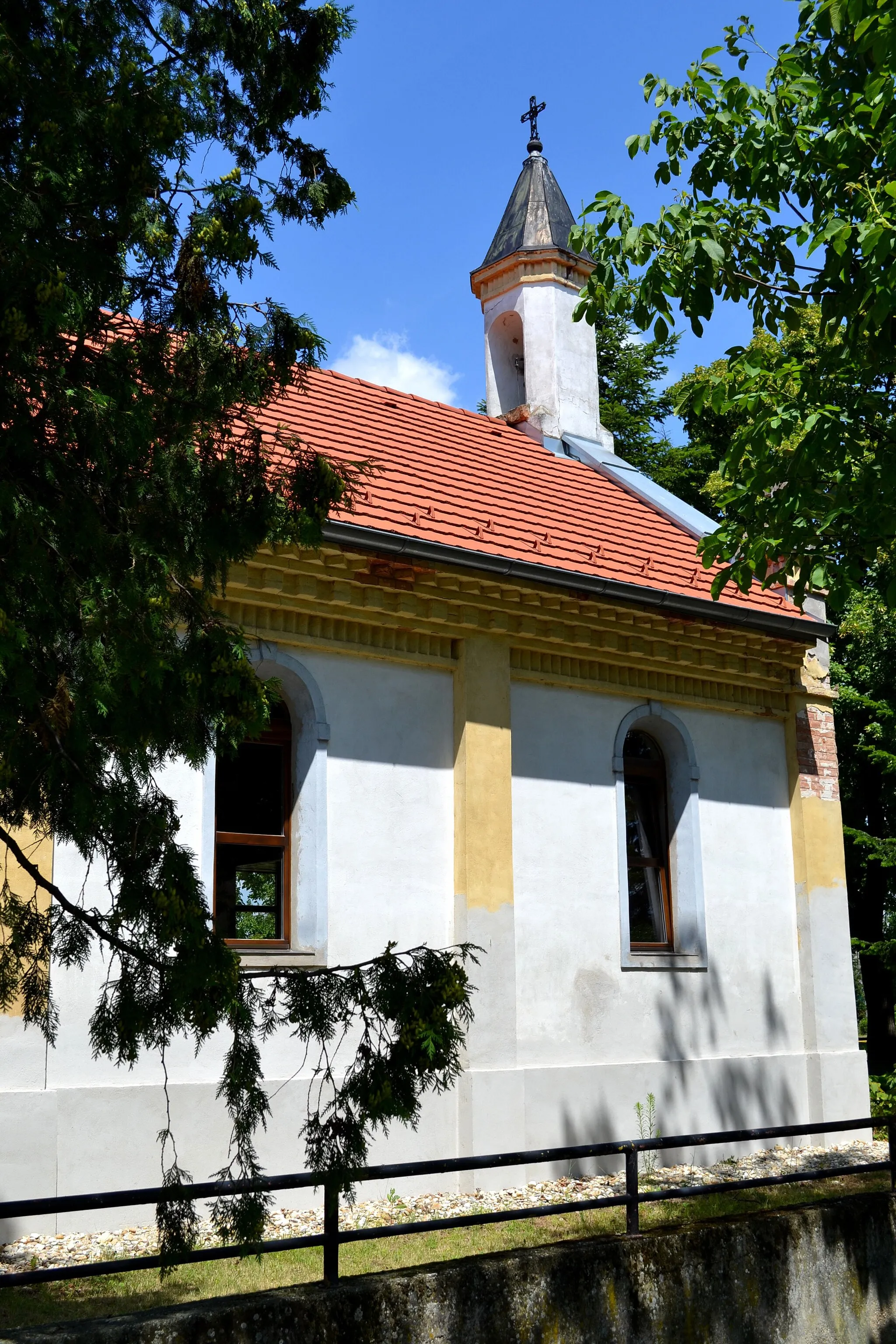Photo showing: Kostolík Nanebovzatia Panny Márie v Kvetoslavove; pohľad od severovýchodu