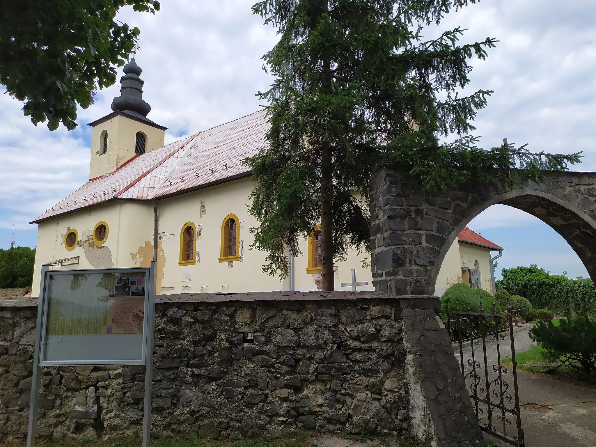 Photo showing: Hradište (okr. Partizánske), Kostol svätého Barnabáša; vstupná brána do areálu
