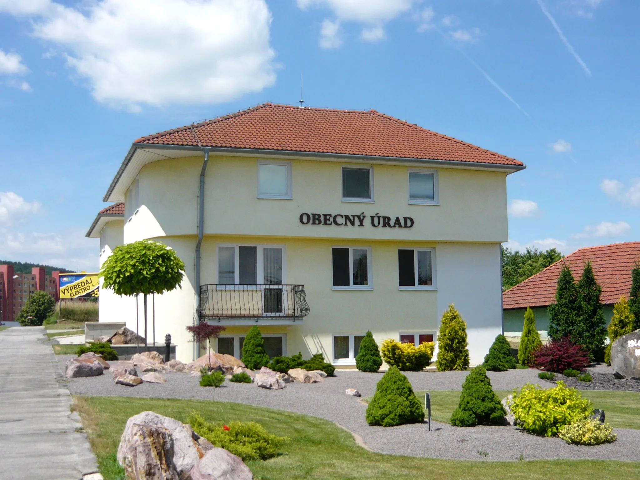 Photo showing: Town hall of Malé Uherce, Slovakia.