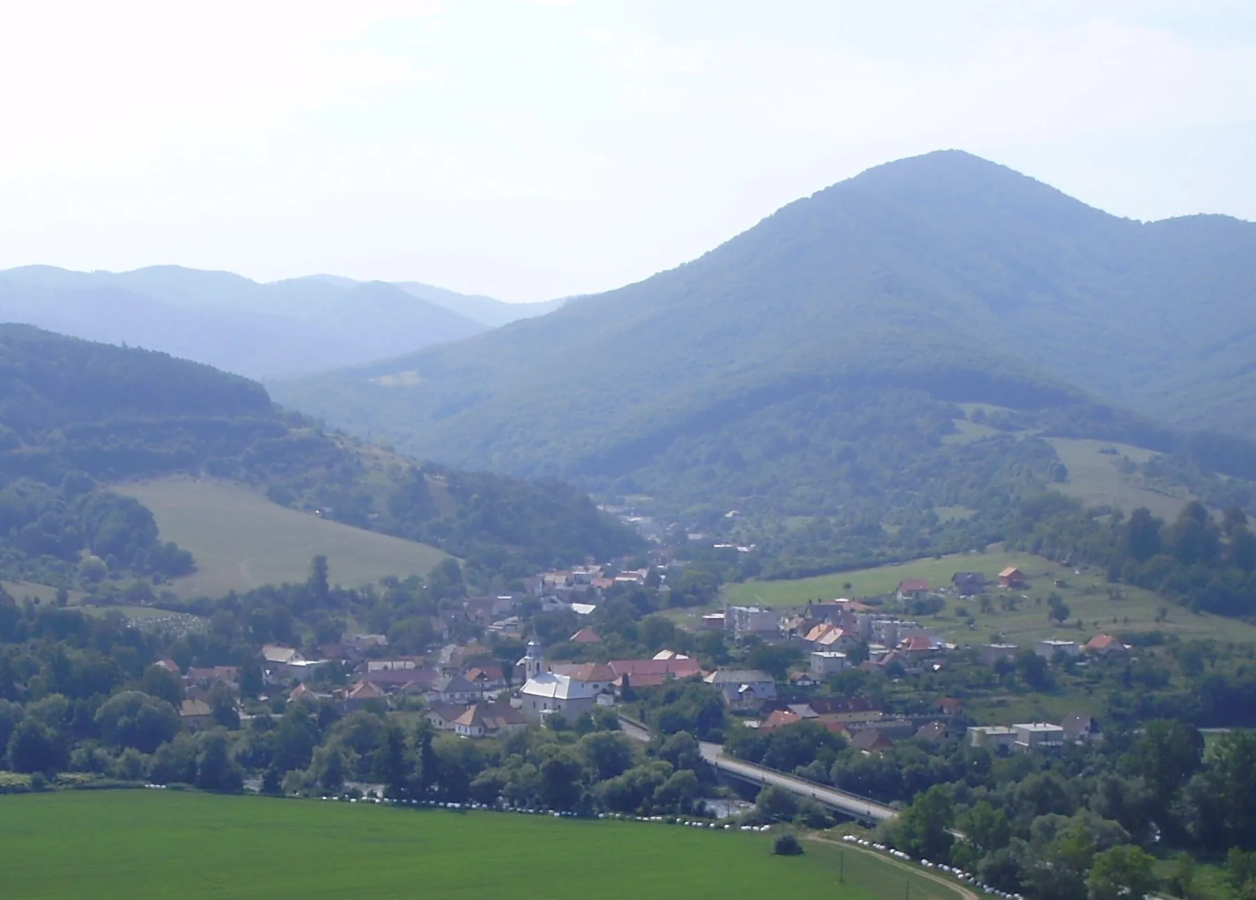 Photo showing: View of the village Rudno nad Hronom from north.