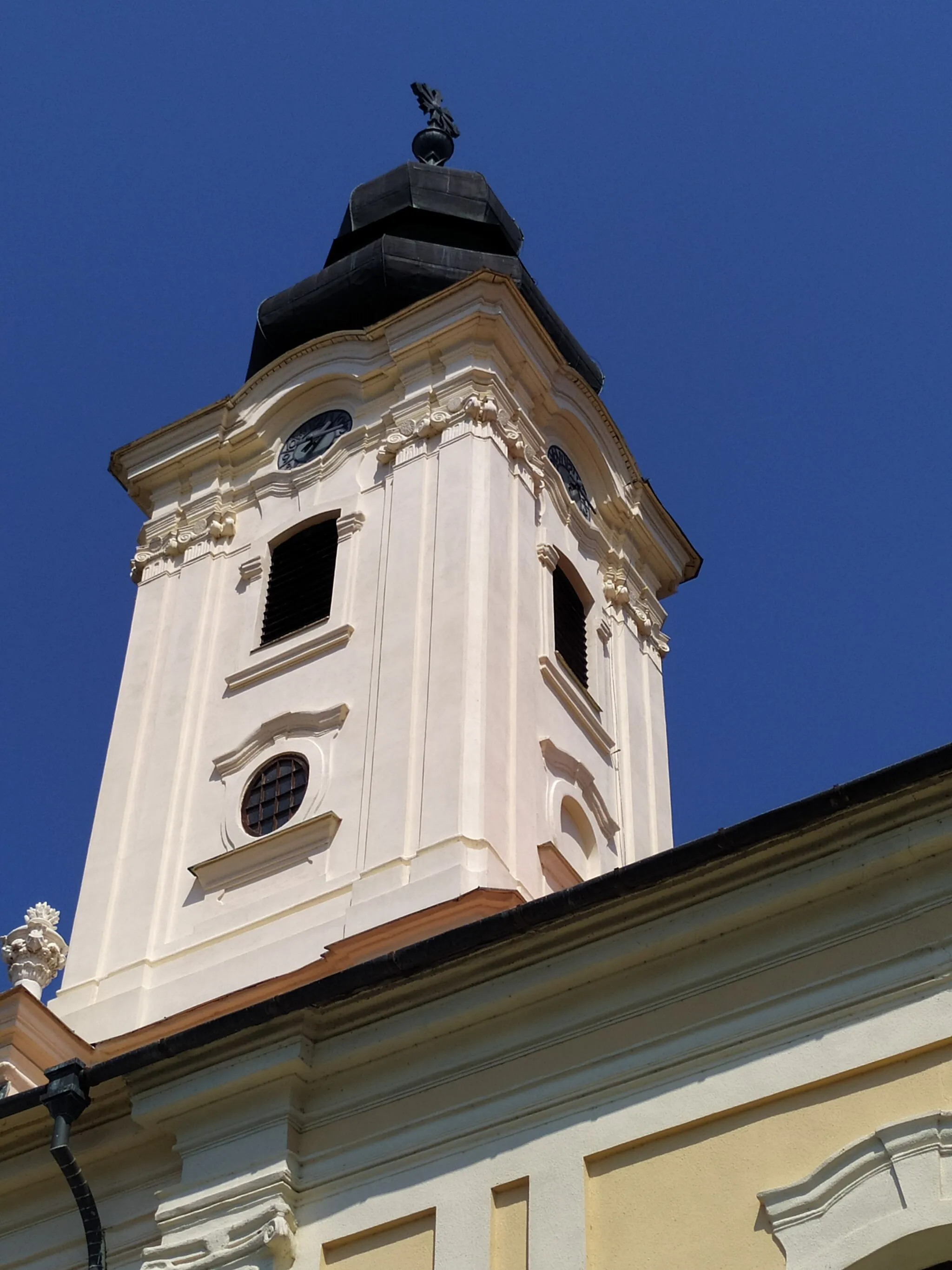 Photo showing: Palárikovo (okr. Nové Zámky), Kostol svätého Jána Nepomuckého; detail veže kostola