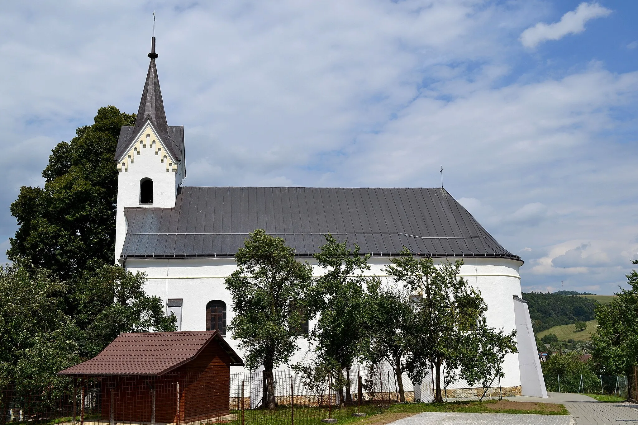 Photo showing: Slopná (okr. Považská Bystrica), Kostol  svätého Ondreja; celkový pohľad z juhu