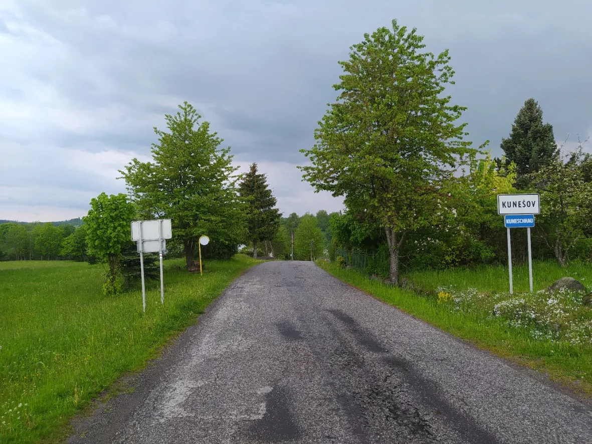 Photo showing: Vstup do Kunešova s dvojjazyčnou ceduľou, aj v nemčine, nakoľko v obci žije 18 % nemecky hovoriacich obyvateľov.