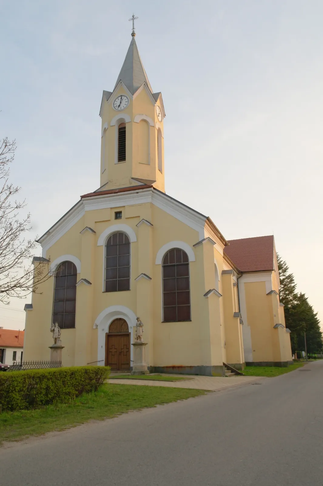 Photo showing: Church of  King Saint Stephen, Kopčany, Skalica District. The current church appearance was created during the rebuilding of an older baroque church, with Neo-Gothic and neo-classicist elements. The rebuilding took place in the years 1862-1863.