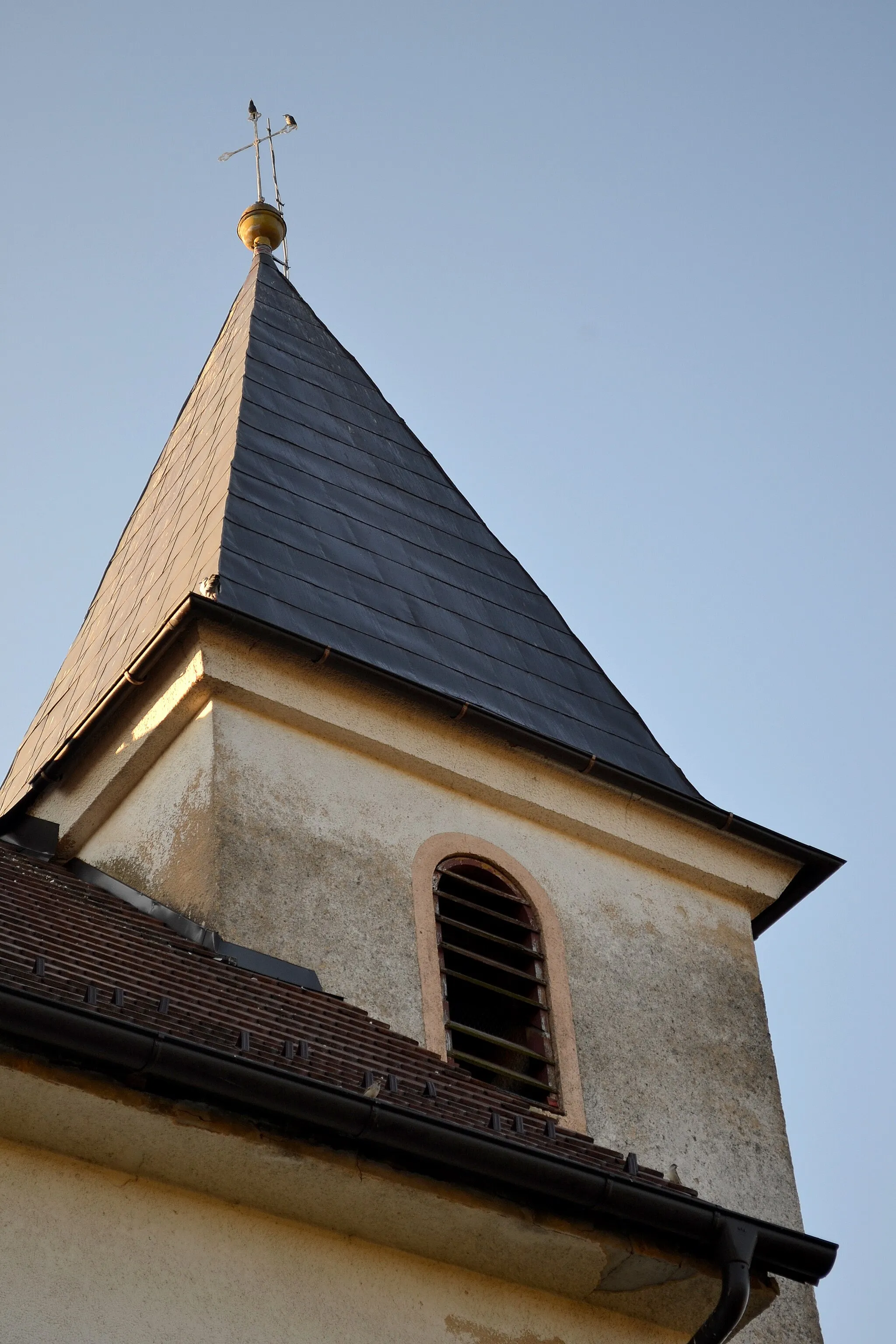 Photo showing: Koválov (okr. Senica), Kostol svätého Ondreja; detail zakončenia veže