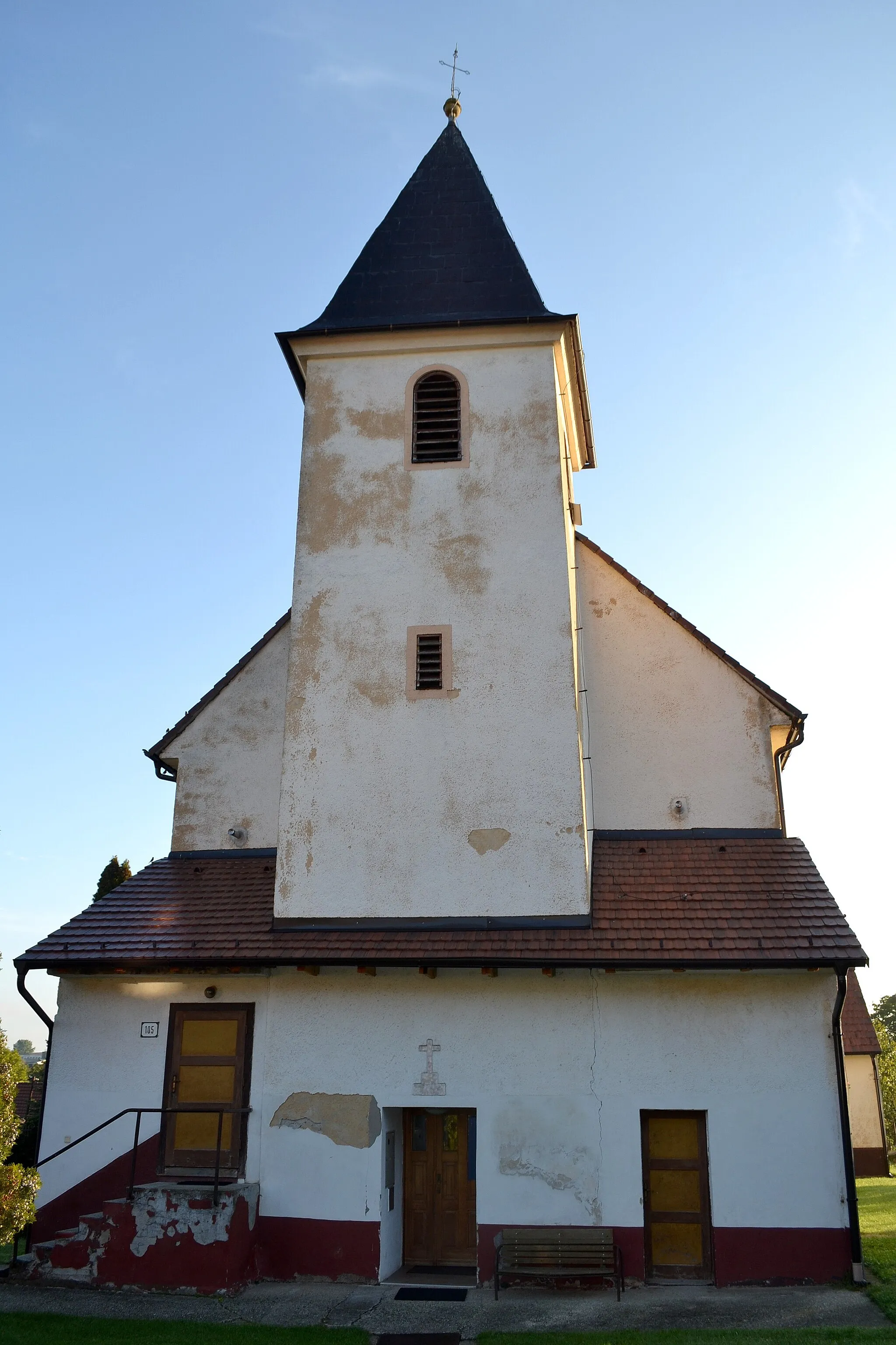 Photo showing: Koválov (okr. Senica), Kostol svätého Ondreja; západné priečelie