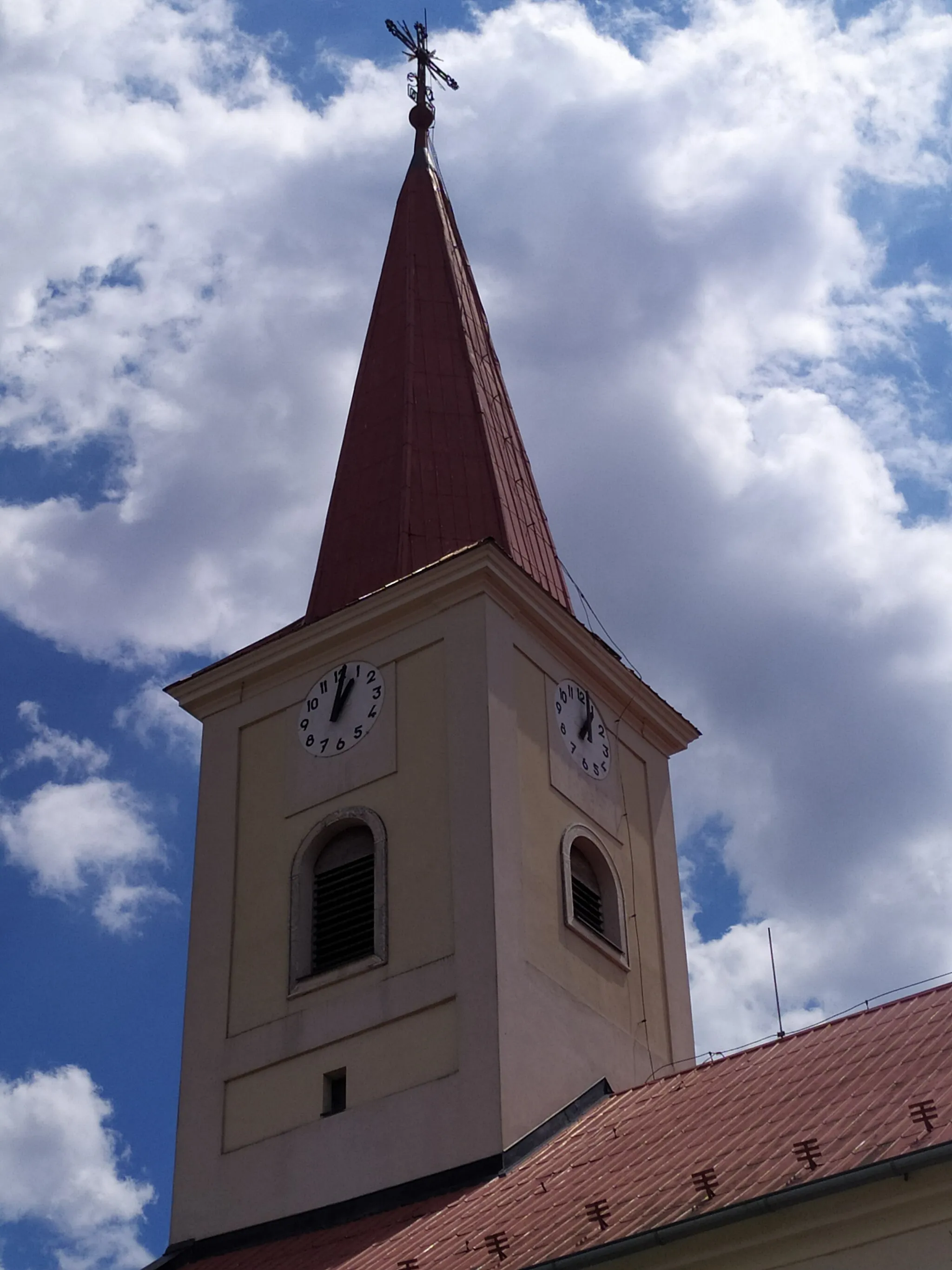 Photo showing: Veľké Zálužie (okr. Nitra), Kostol Všetkých svätých; detail veže