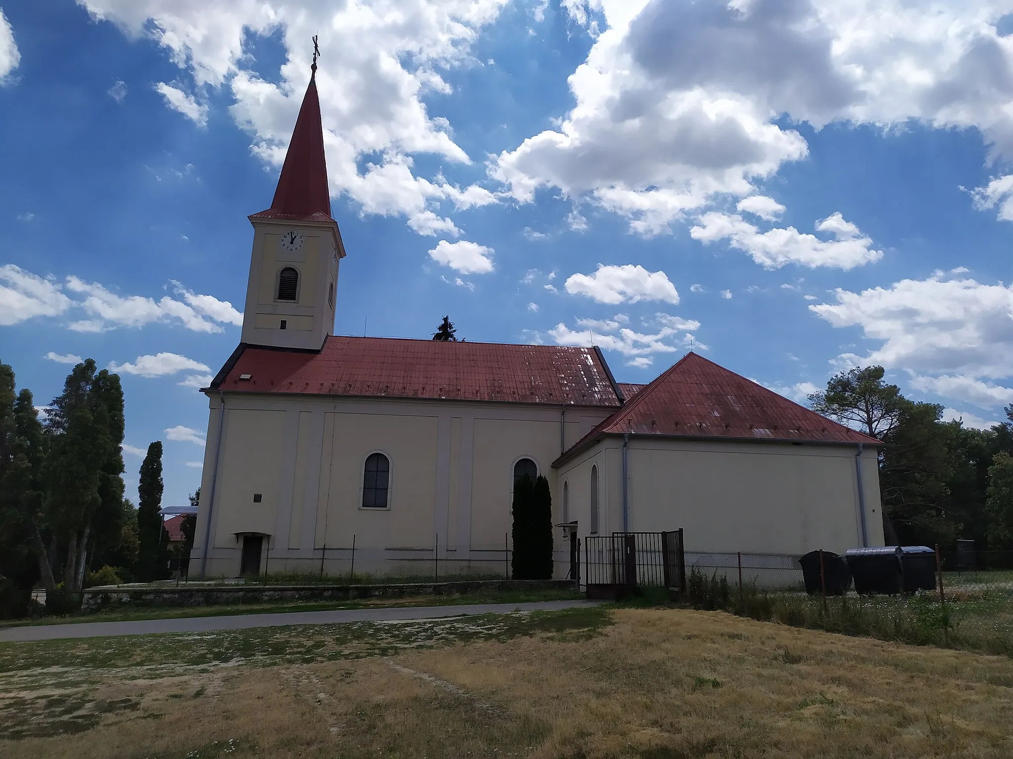 Photo showing: Veľké Zálužie (okr. Nitra), Kostol Všetkých svätých; pohľad od severu