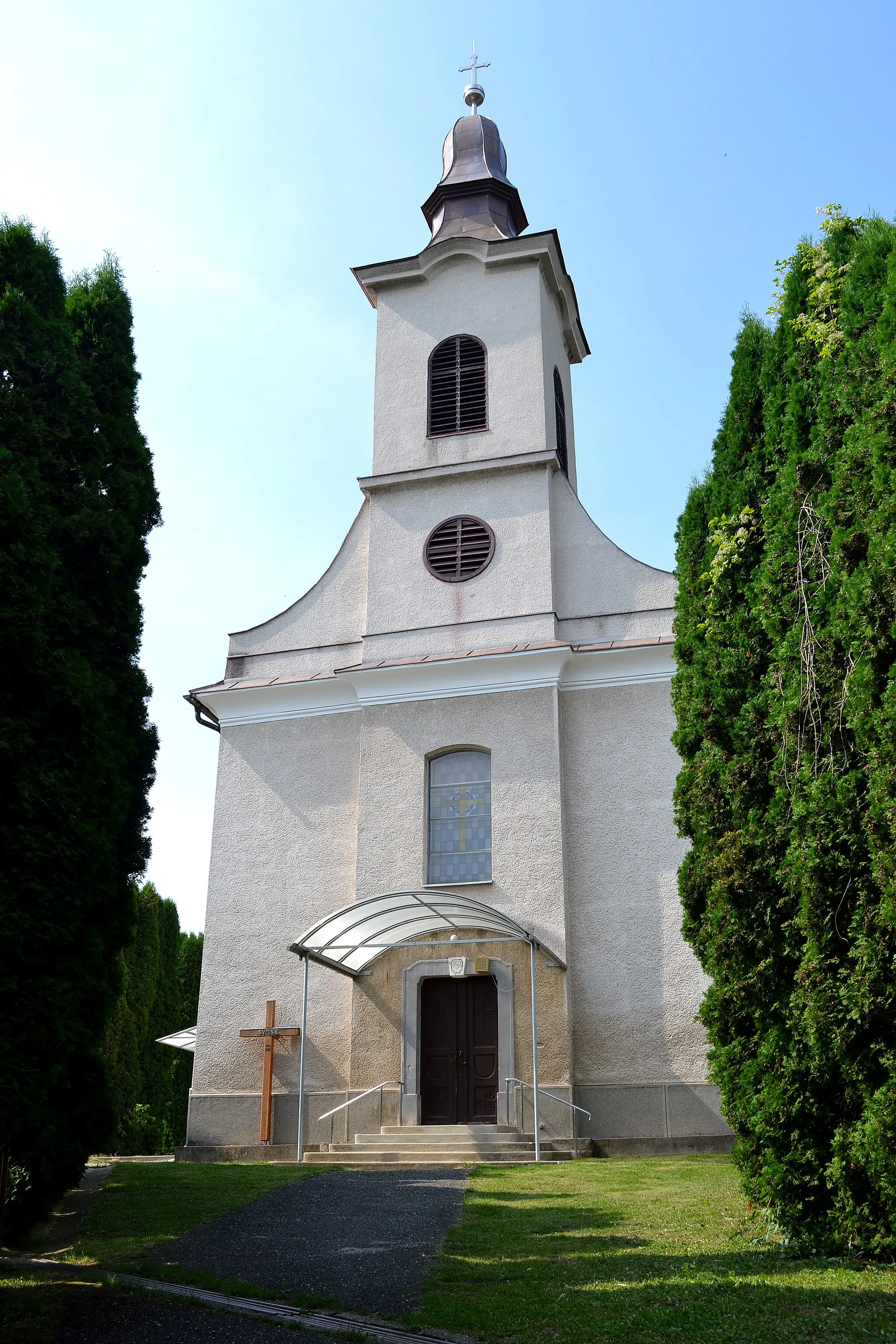 Photo showing: Priečelie kostola s vežou