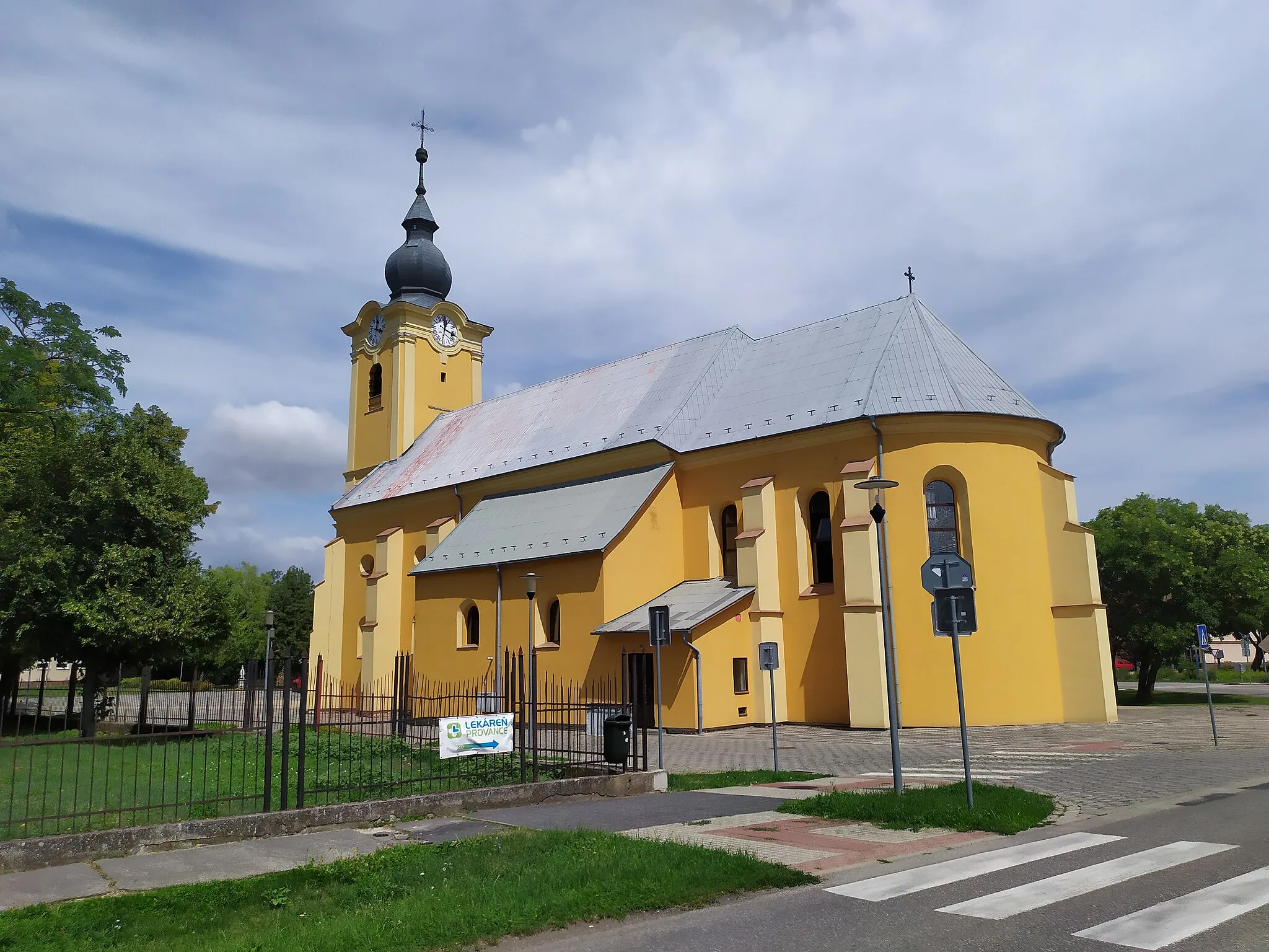 Photo showing: Mojmírovce (okr. Nitra), Kostol svätého Ladislava; celkový pohľad