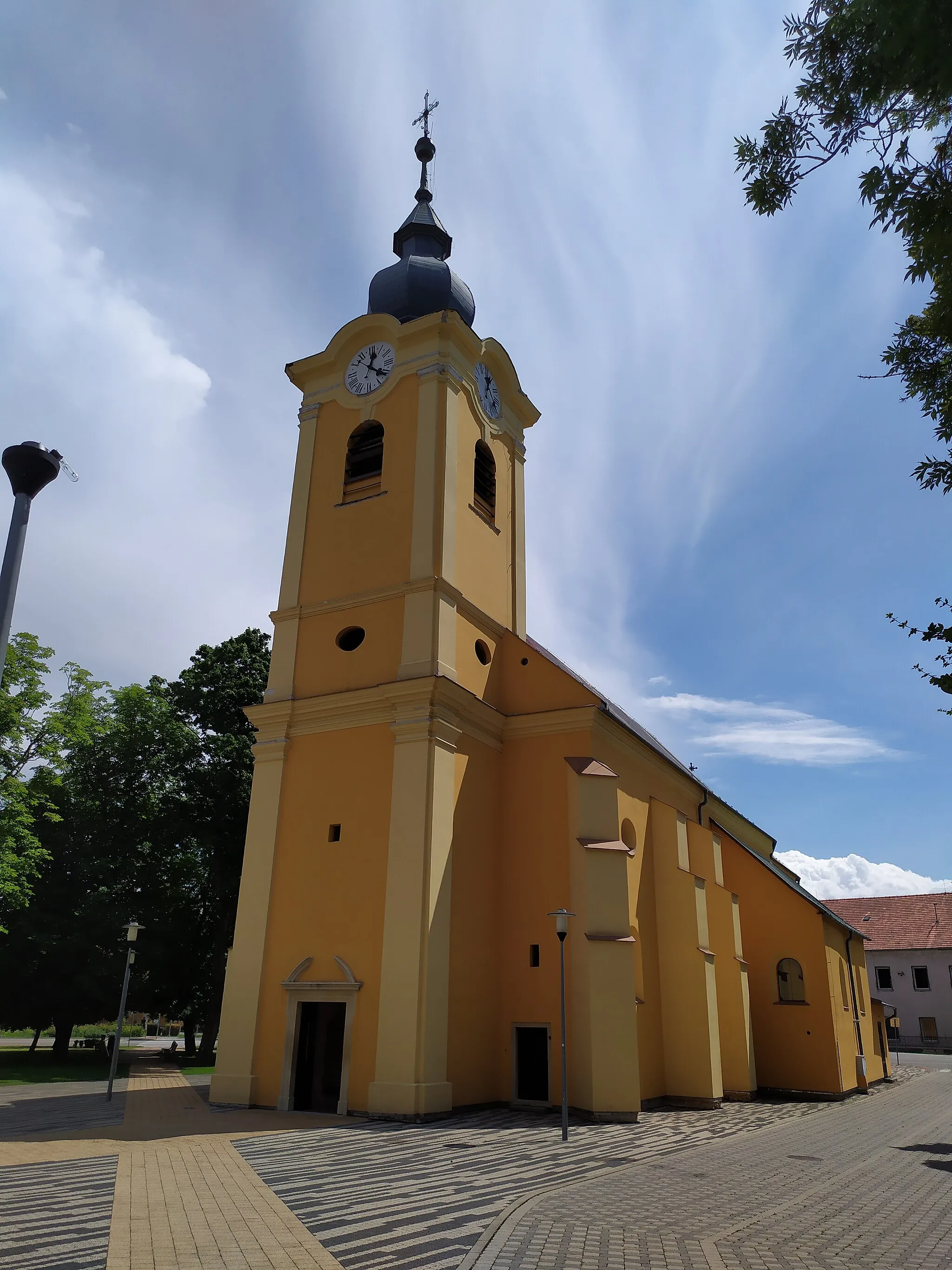 Photo showing: Mojmírovce (okr. Nitra), Kostol svätého Ladislava; priečelie kostola