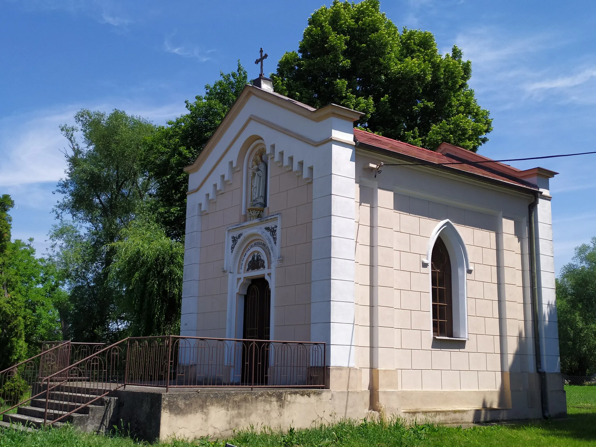Photo showing: Dolné Lefantovce (okr. Nitra), neogotická krypta rodu Bartakovičovcov v centre obce
