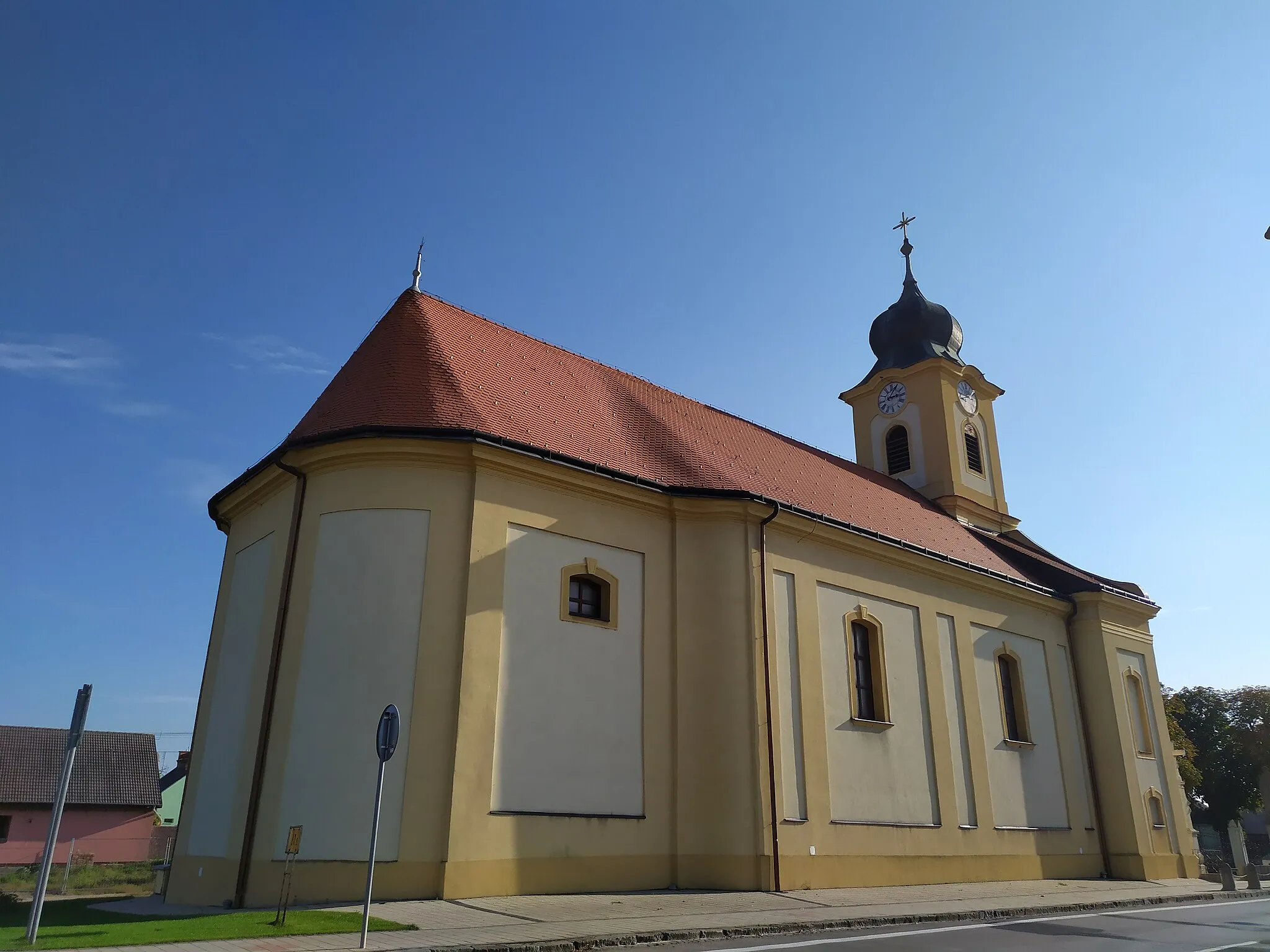 Photo showing: Madunice (okr. Hlohovec), Kostol Narodenia Panny Márie; celkový pohľad