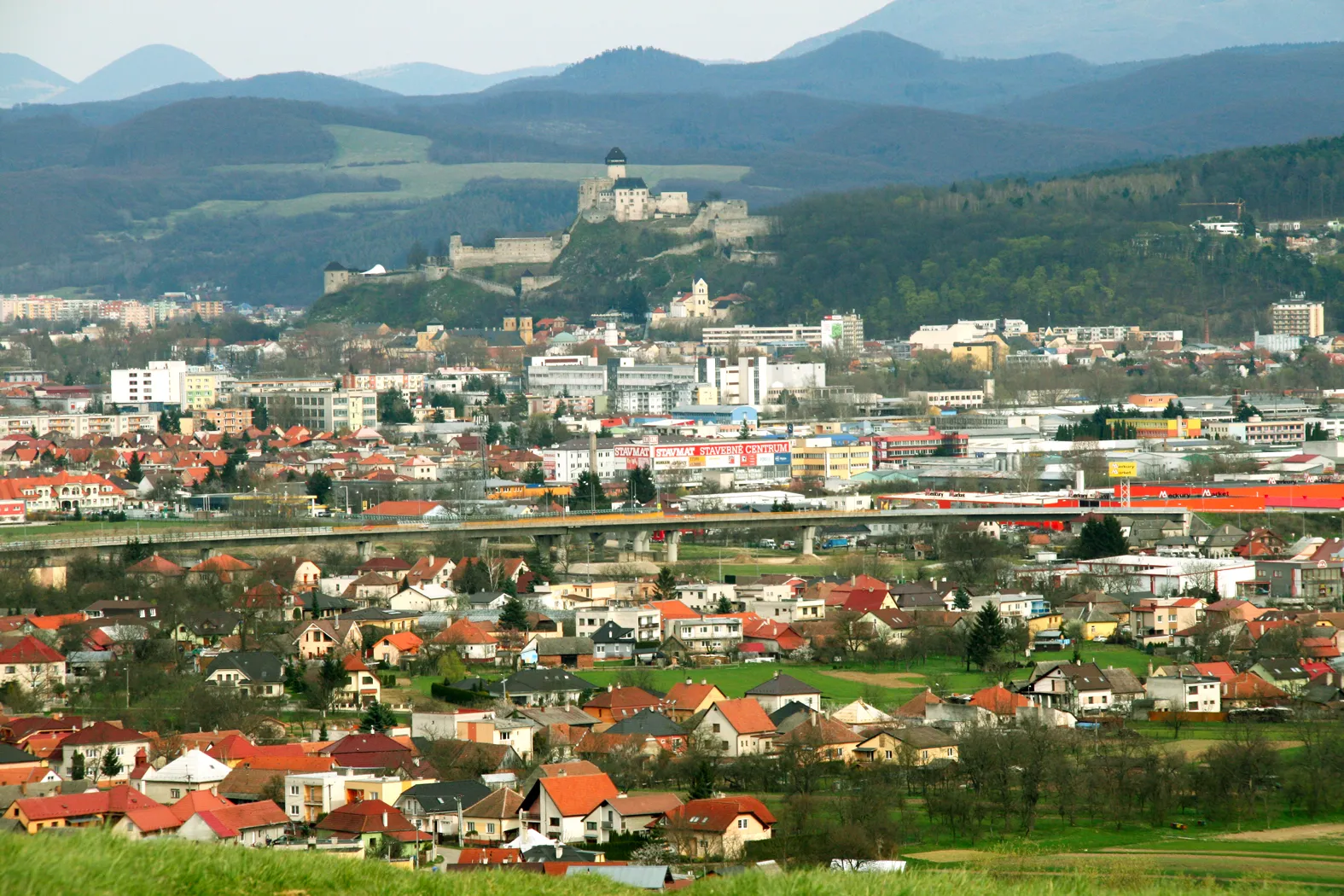 Photo showing: Pohľad na Záblatie a cestný viadukt vedúci na diaľnicu. V pozadí Trenčiansky hrad na hradnej akropole.