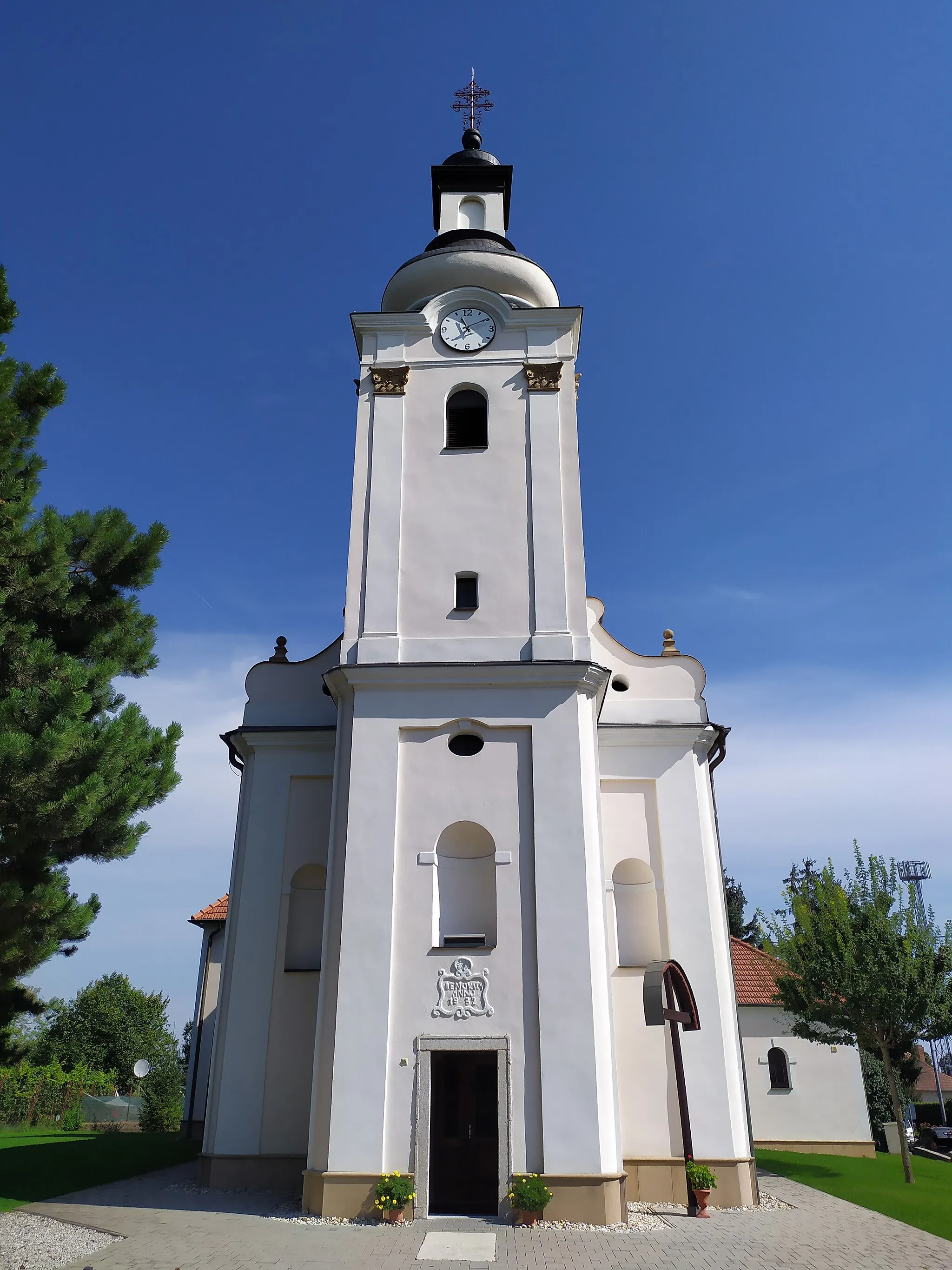 Photo showing: Pusté Úľany (okr. Galanta), Kostol svätého Ladislava; hlavné priečelie