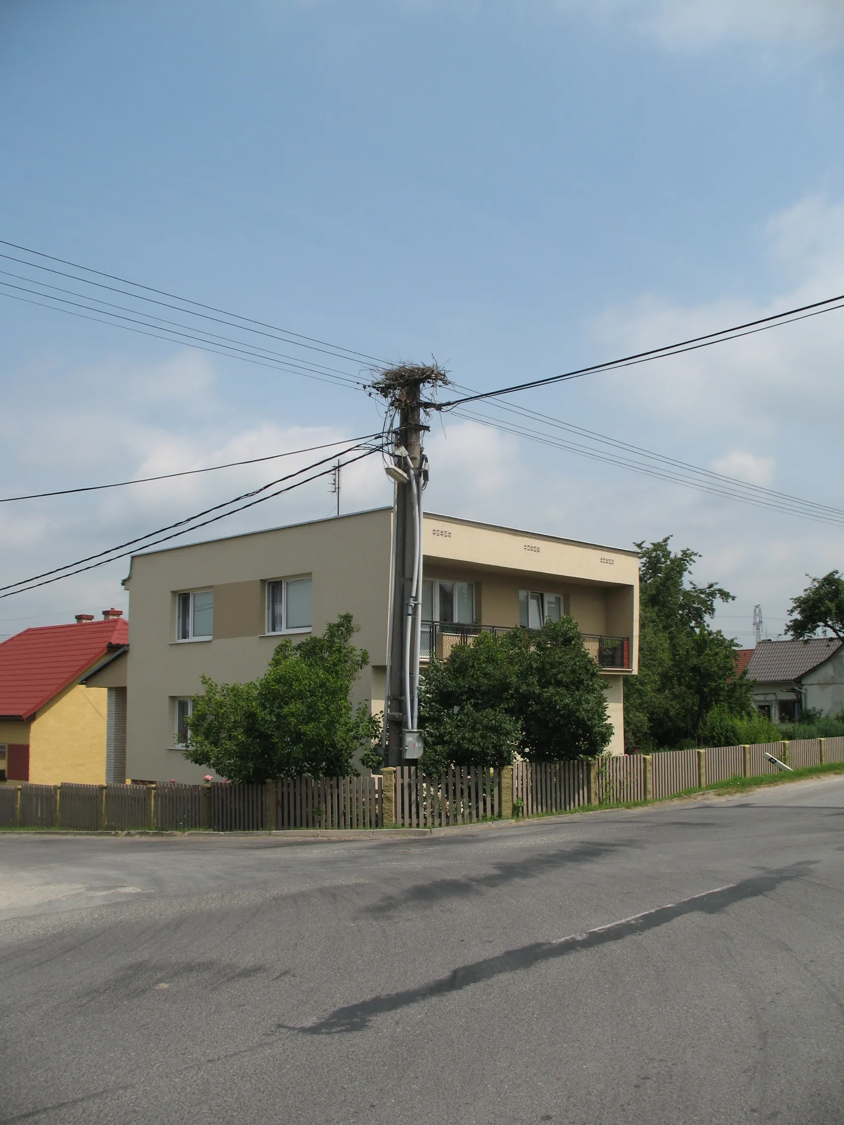 Photo showing: Lejtős gólyafészek