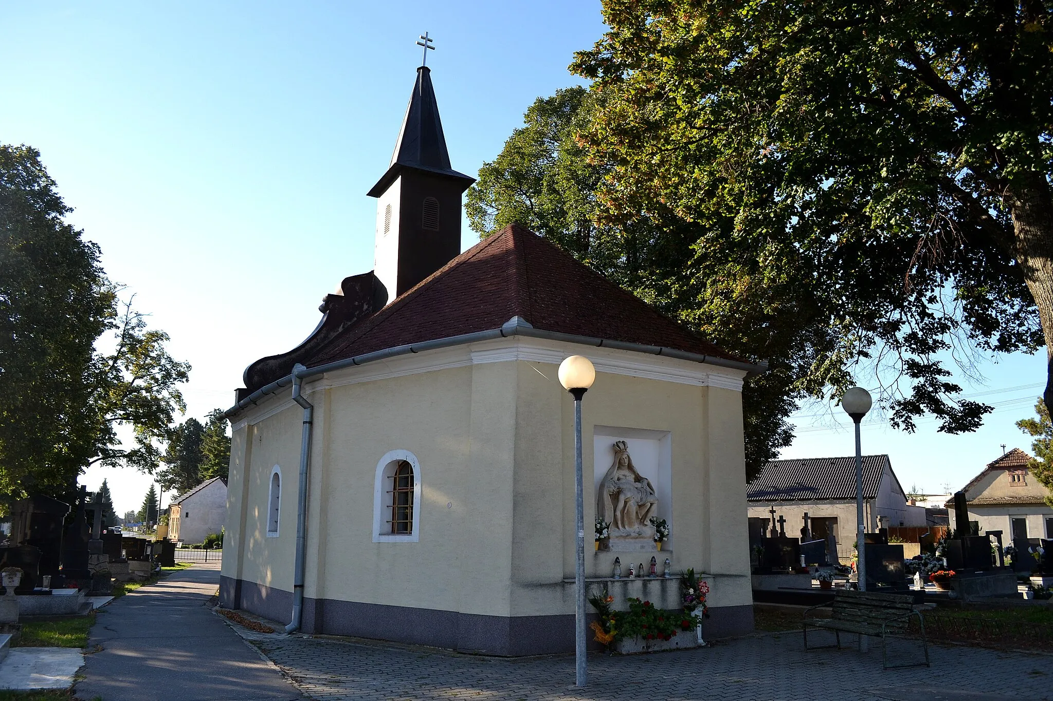 Photo showing: Majcichov (okr. Trnava), Kaplnka Nanebovzatia Panny Márie; celkový pohľad na cintorínsku kaplnku